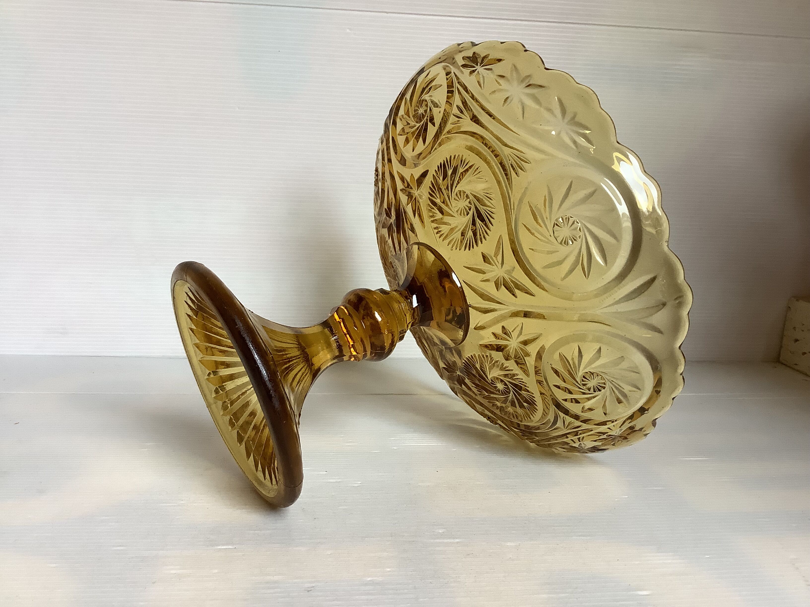 Footed plate sun moulded glass yellow