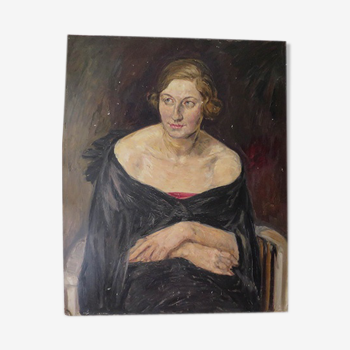 Portrait young woman with folded arms