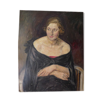 Portrait young woman with folded arms