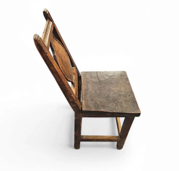 Chaise du XVIIIe siècle - Chaise de ferme du début du XVIIIe siècle avec construction à chevilles en bois