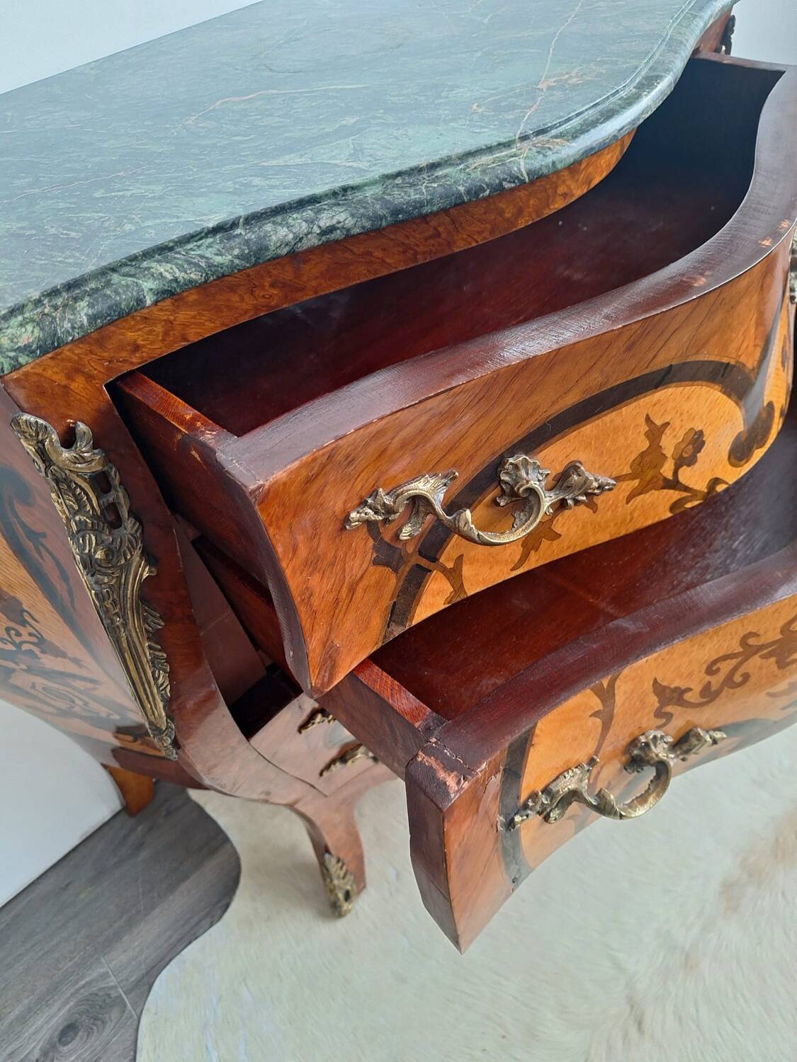 Commode de style Louis XV bombée avec marqueteries, meuble ancien plat