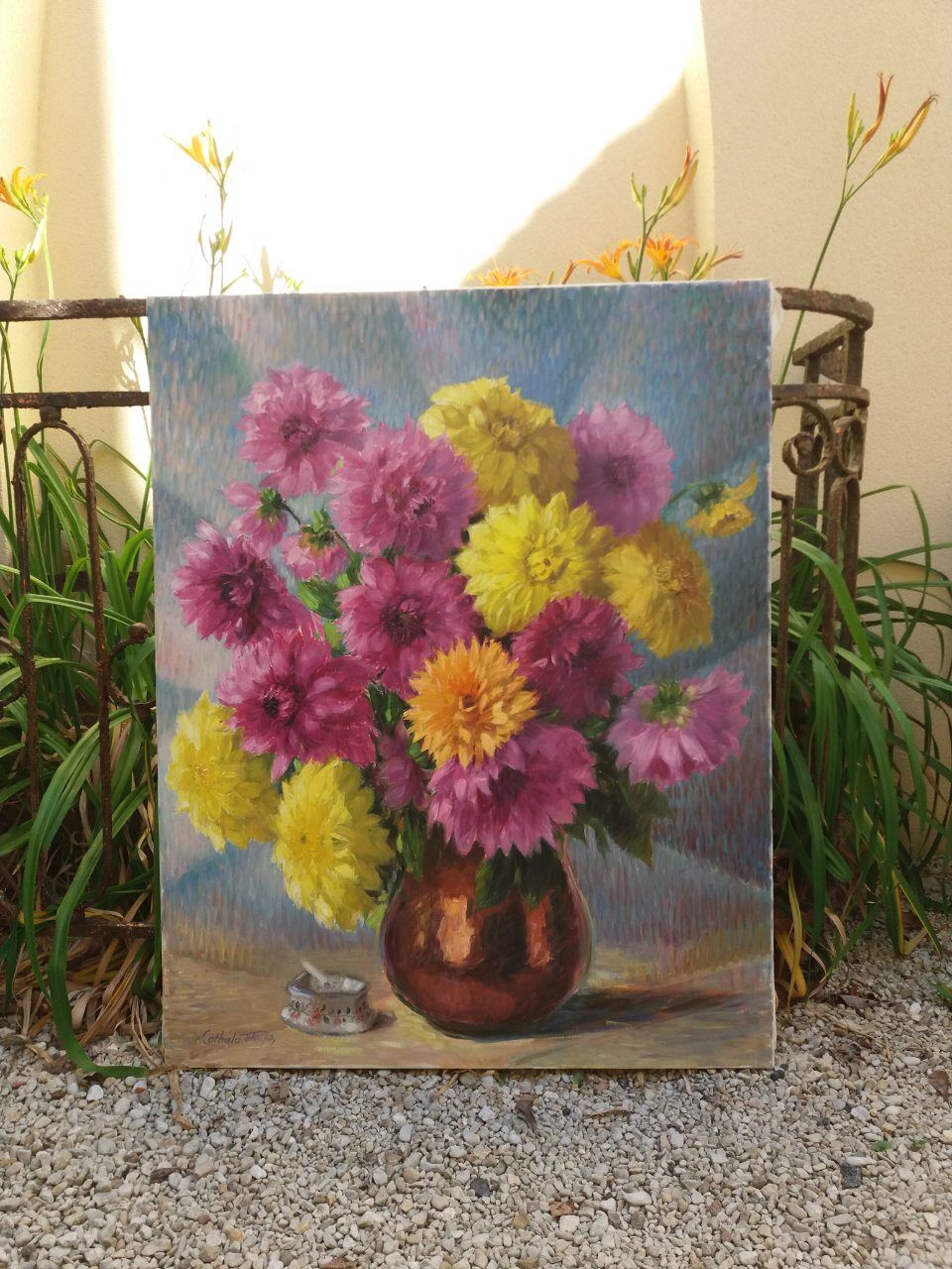 Table signed "Bouquet de dhalias"