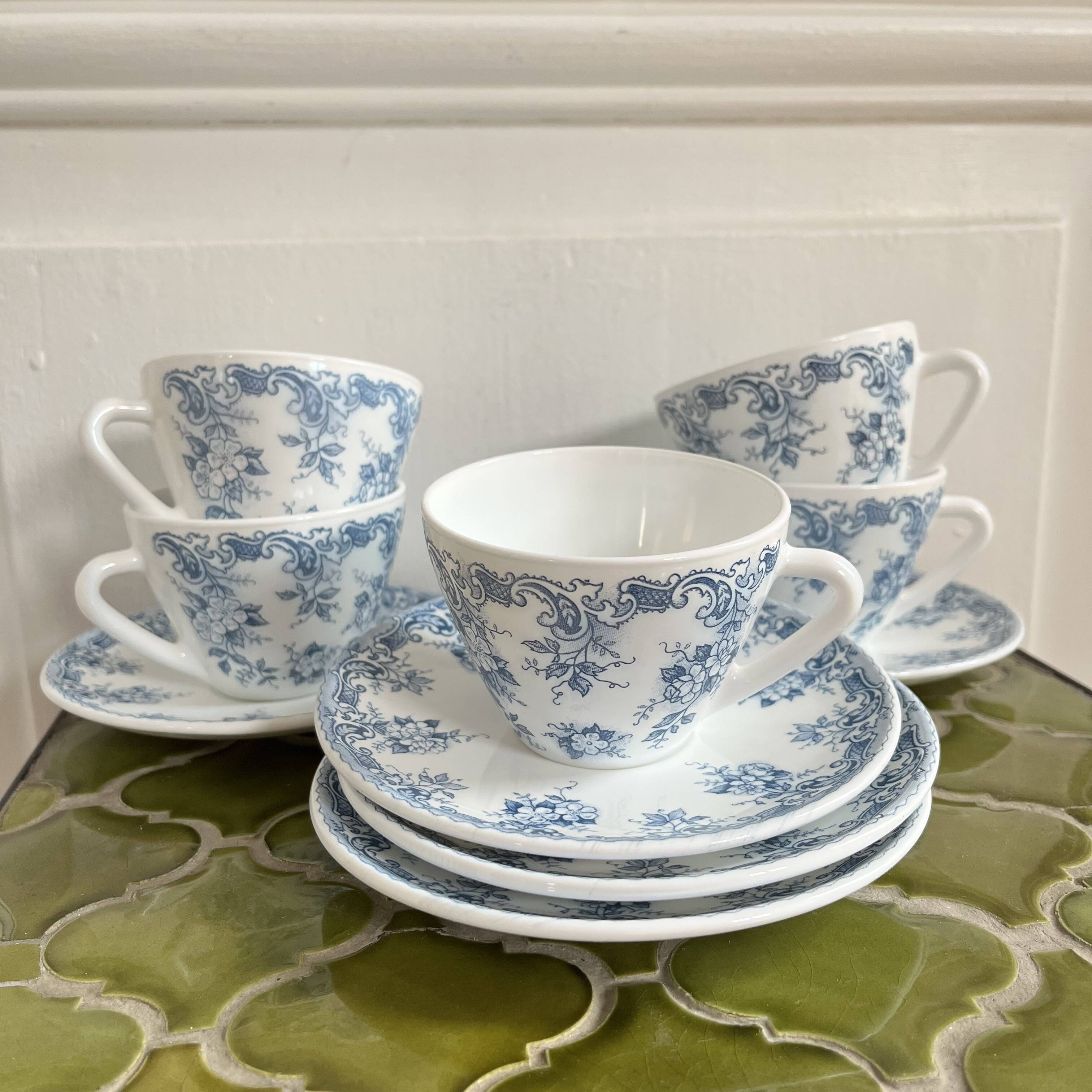 5 coffee cups with blue flower decor from the 70s