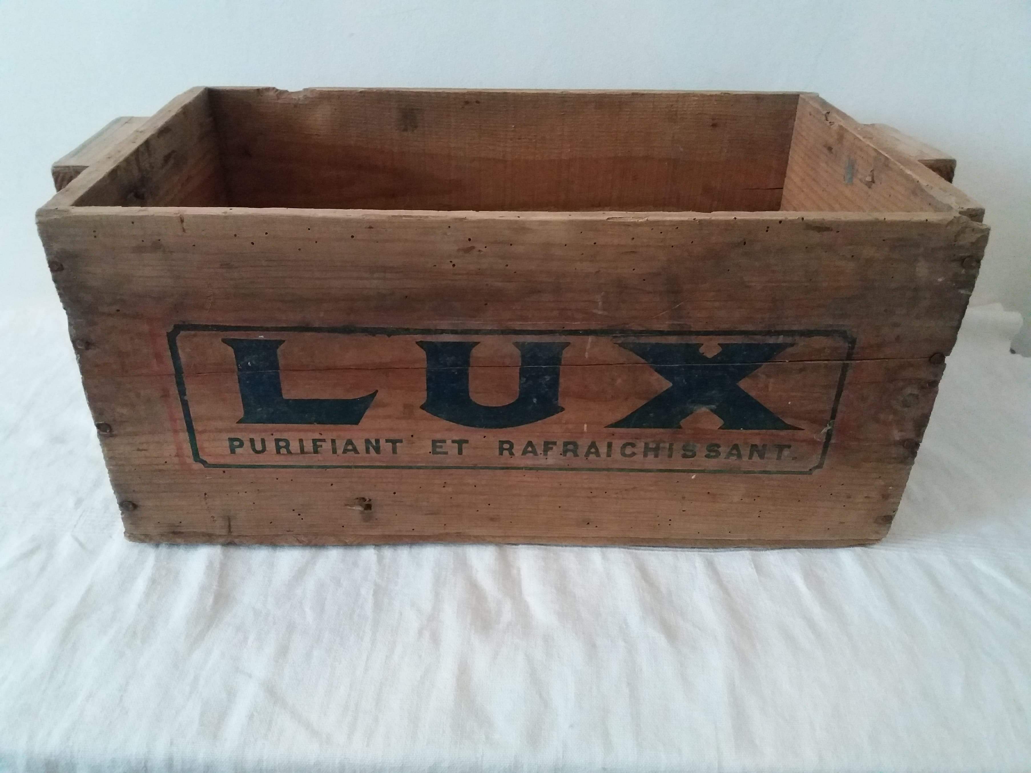 Ancienne caisse publicitaire en bois LUX