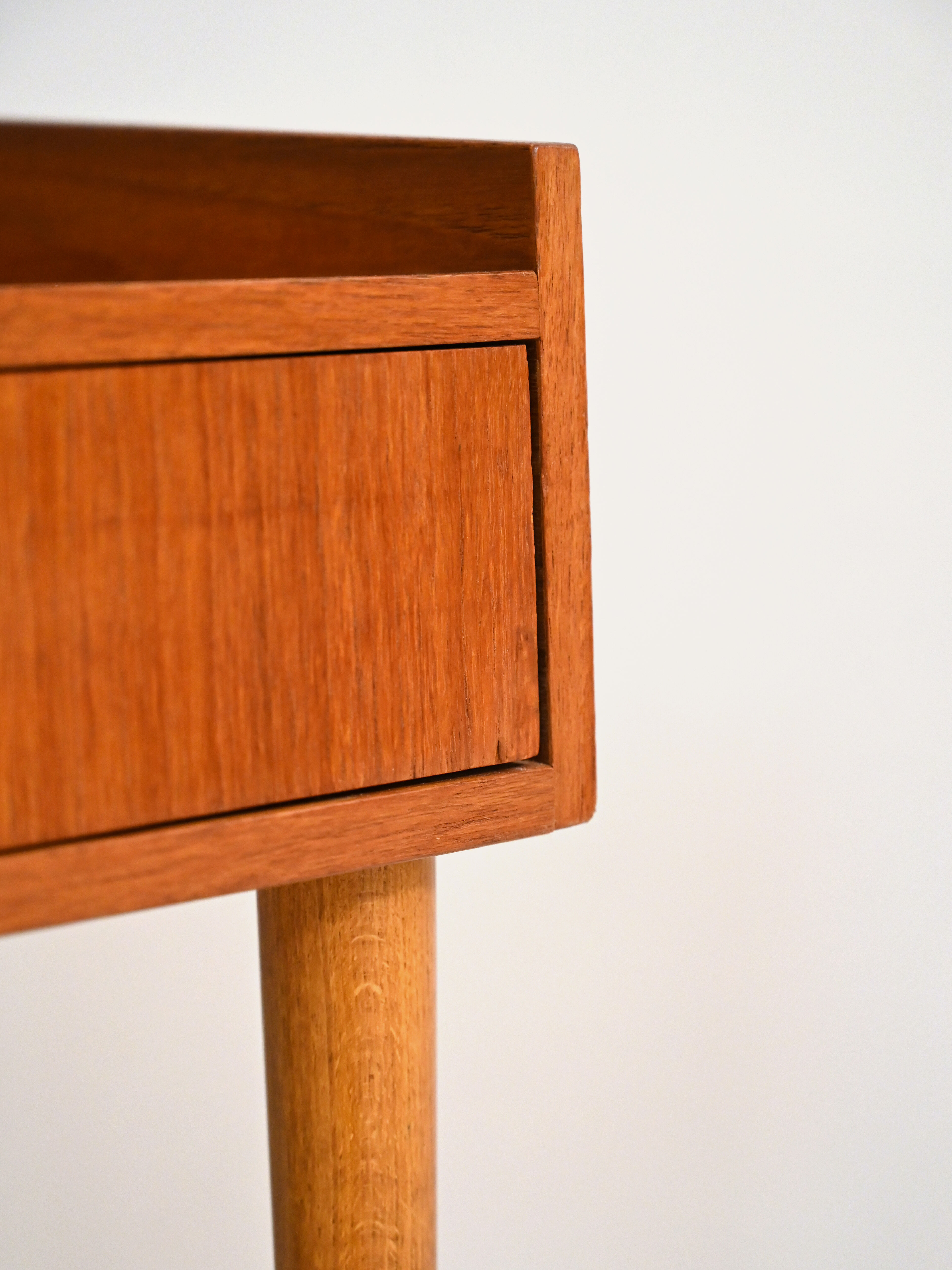 Paire de tables de chevet en teck