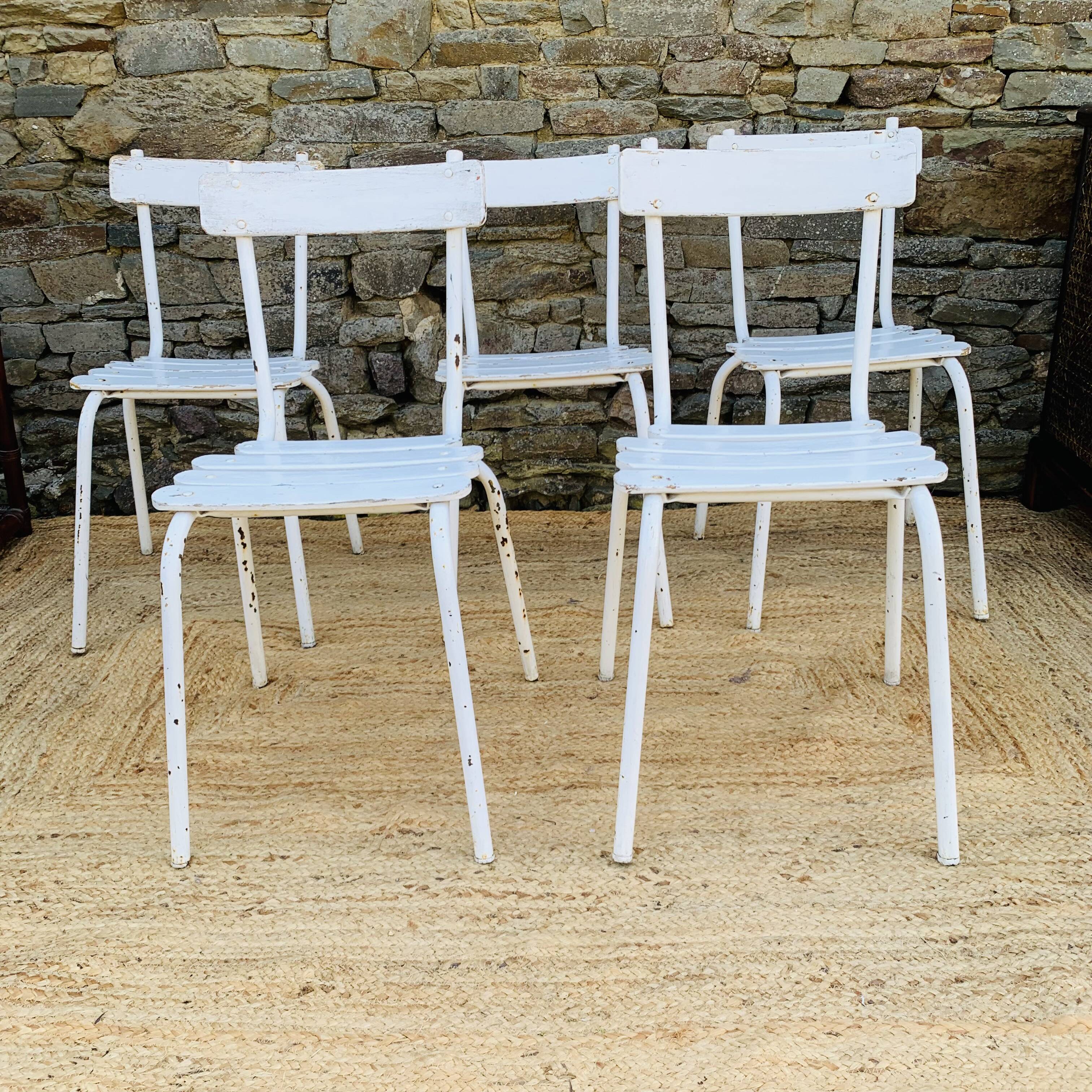 Set of 5 white wooden chairs