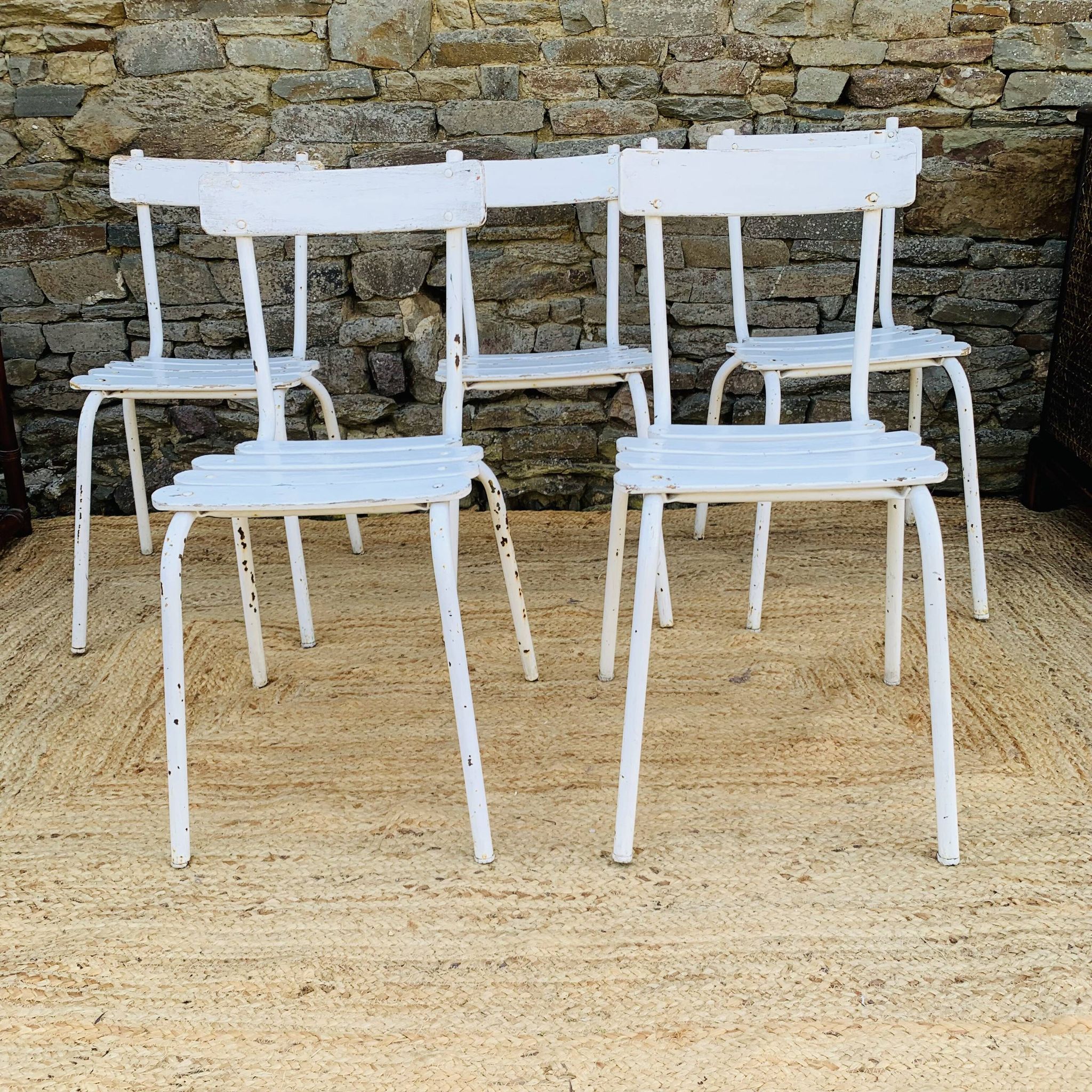 Ensemble de 5 chaises blanches en bois