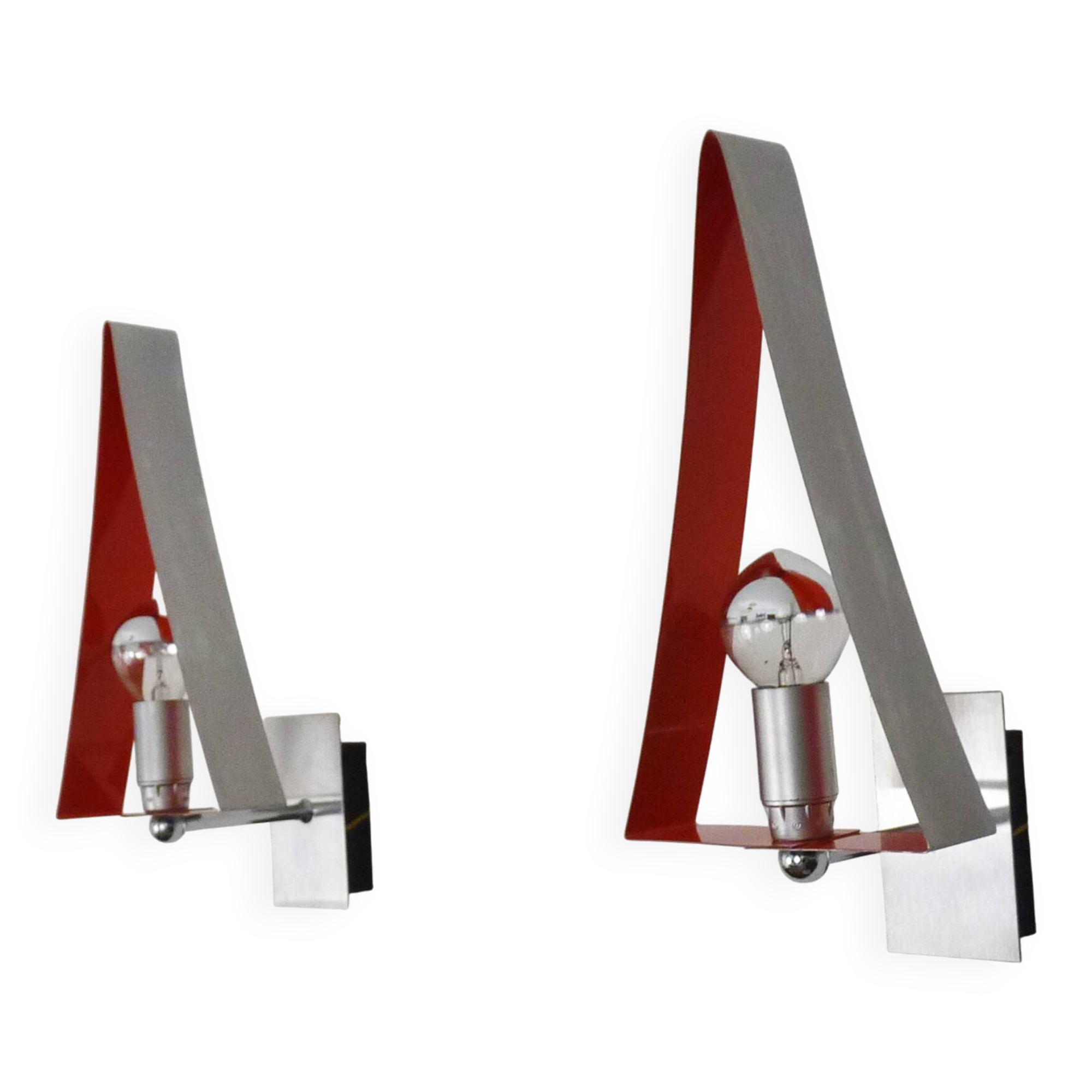 Pair of triangular wall sconces in chrome metal and orange. 1970s.