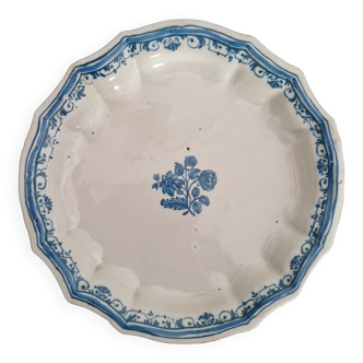 Assiette en faïence de Moustiers XVIIIe – Camaïeu de bleu