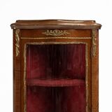 Vitrine d'angle de style Louis XV avec vitre cintrée, vers 1950