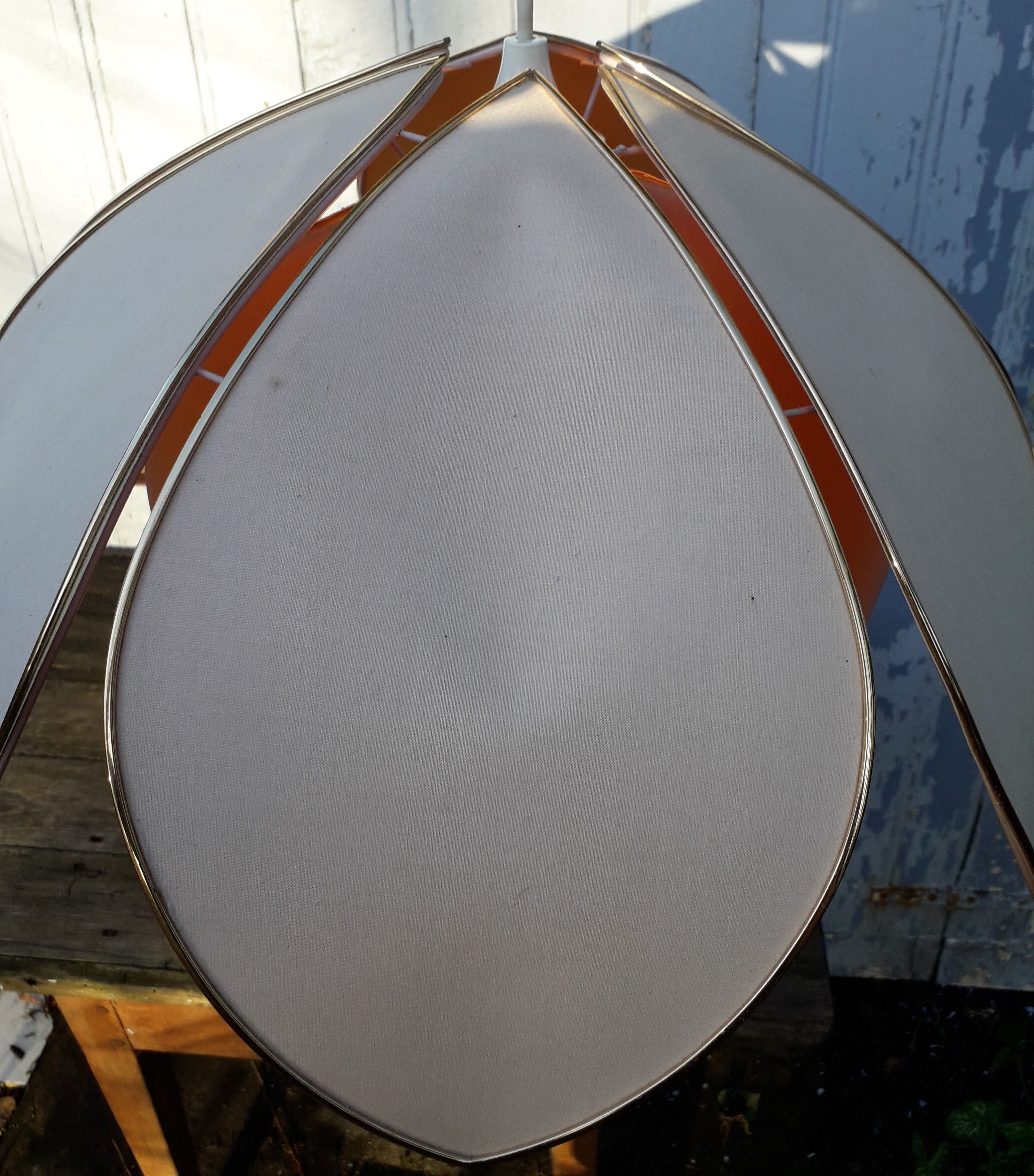 Suspension flower petals