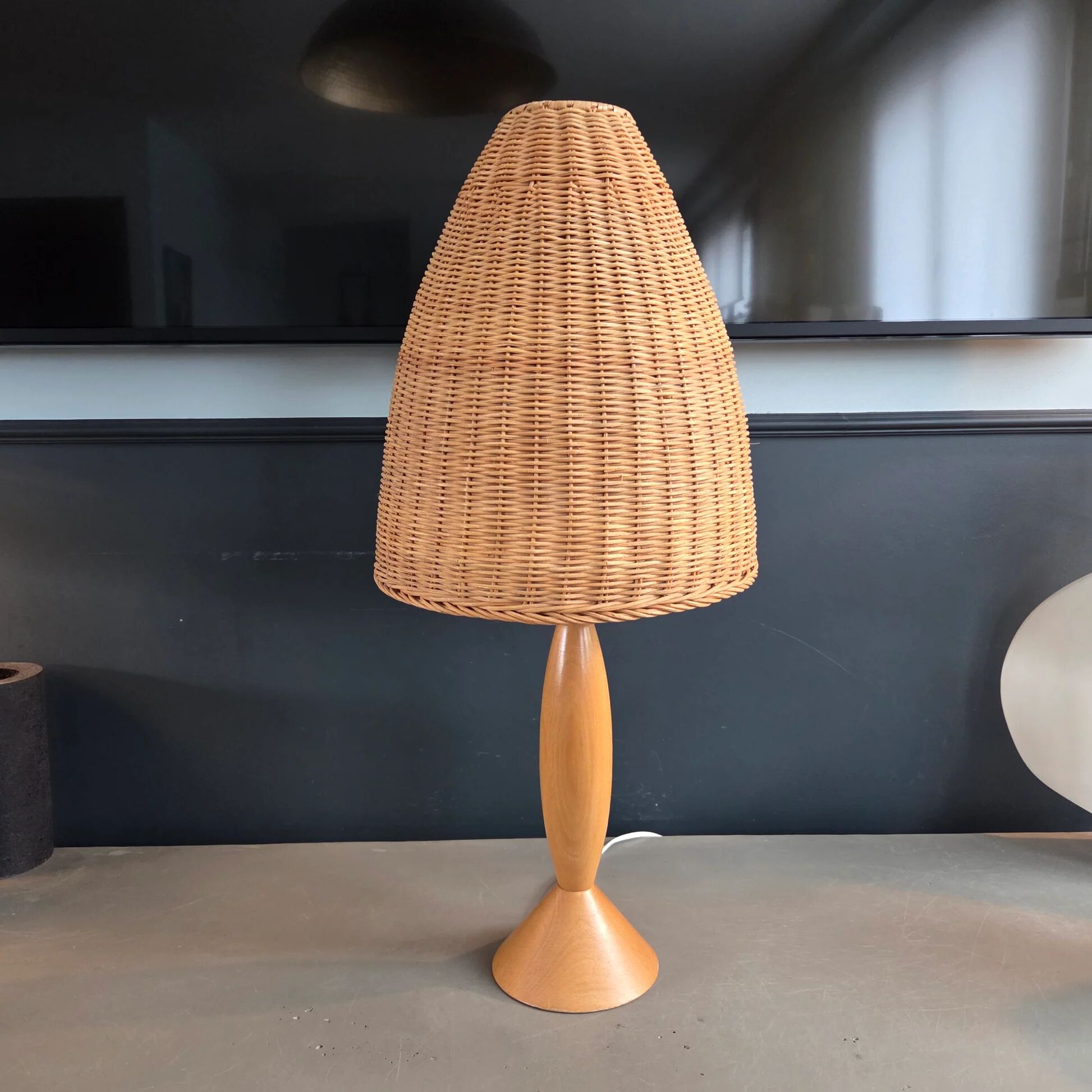 Table lamp in beech and rattan