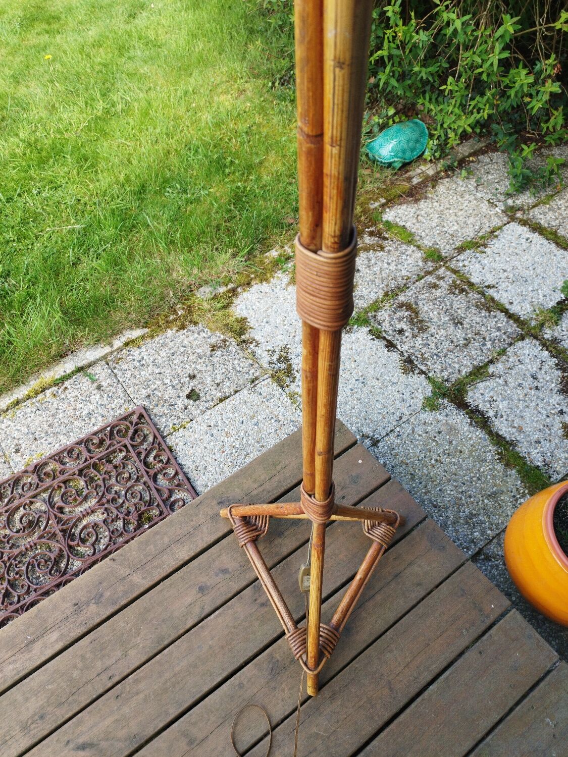 Pied de lampadaire tripode en bambou et rotin
