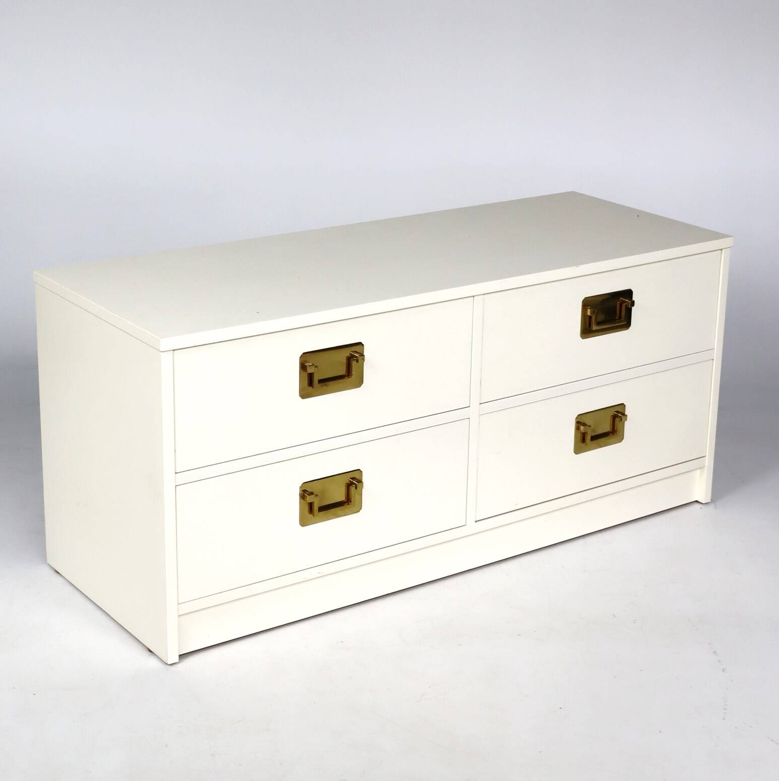 White lacquered chest of drawers and brass handles, 1970s