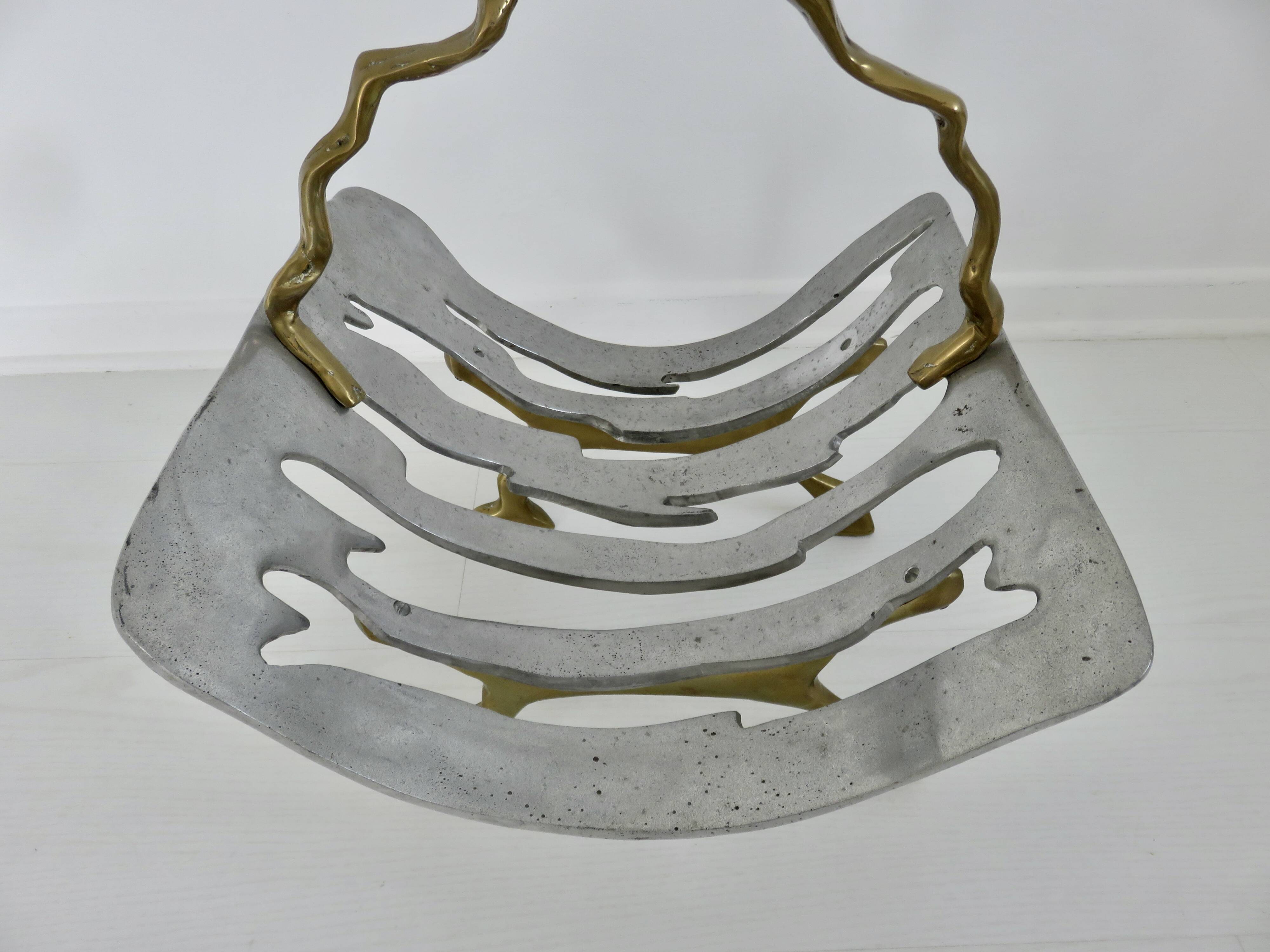 Porte buches de cheminée moderniste, laiton et aluminium, 1970