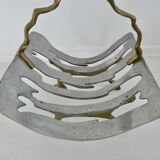 Porte buches de cheminée moderniste, laiton et aluminium, 1970