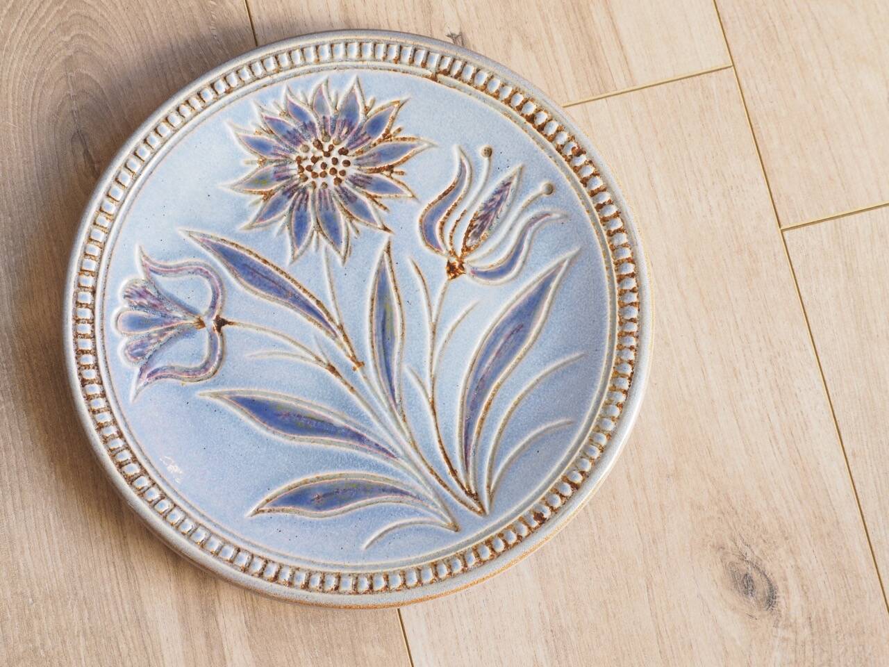 Decorative plate signed by the Poterie Perigordine, Jean Varoqueaux.