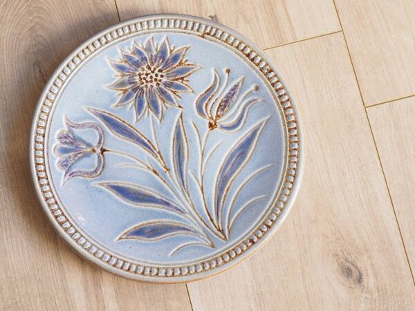 Assiette décorative signée la poterie Perigordine, Jean Varoqueaux