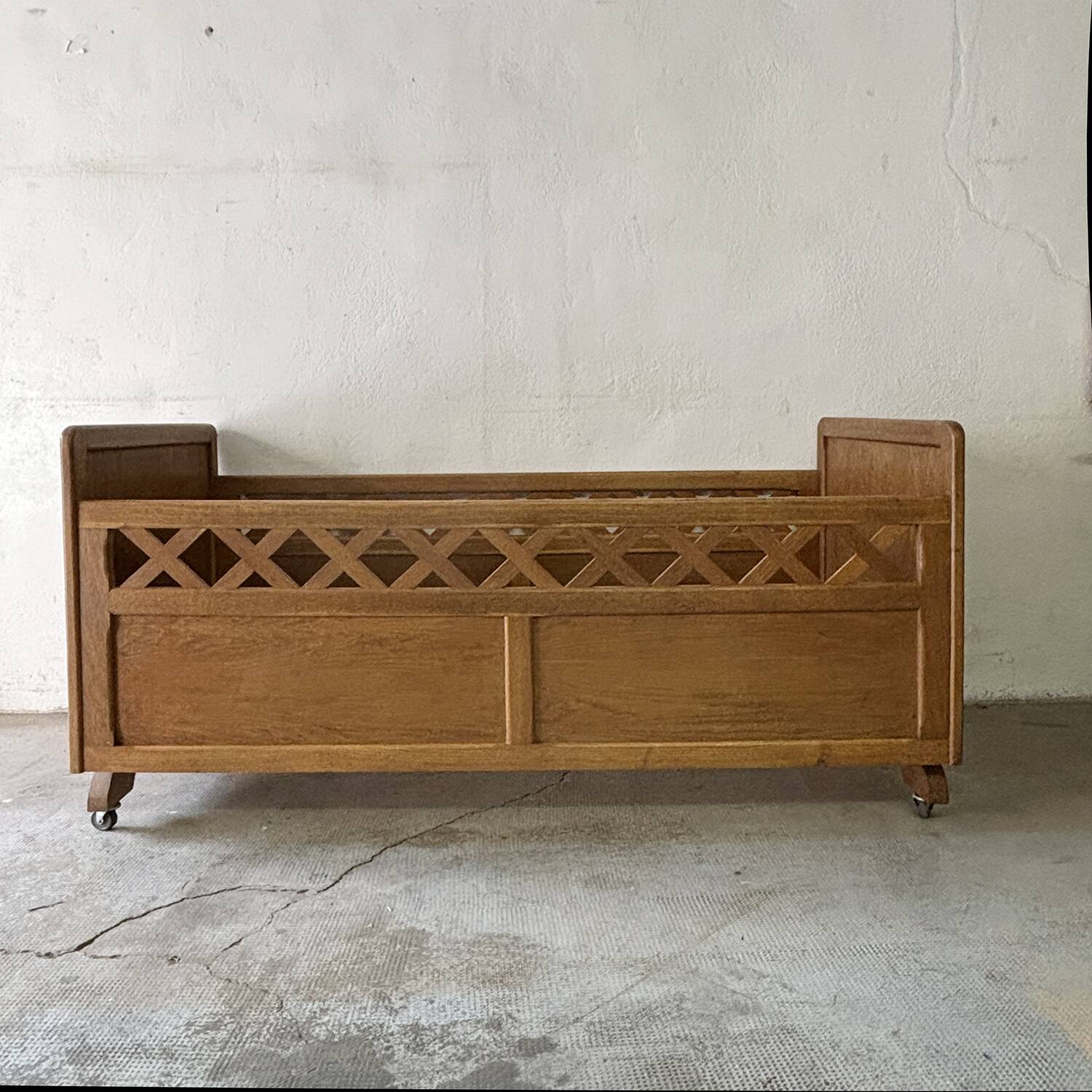 Vintage children's bed from the 50s/60s.