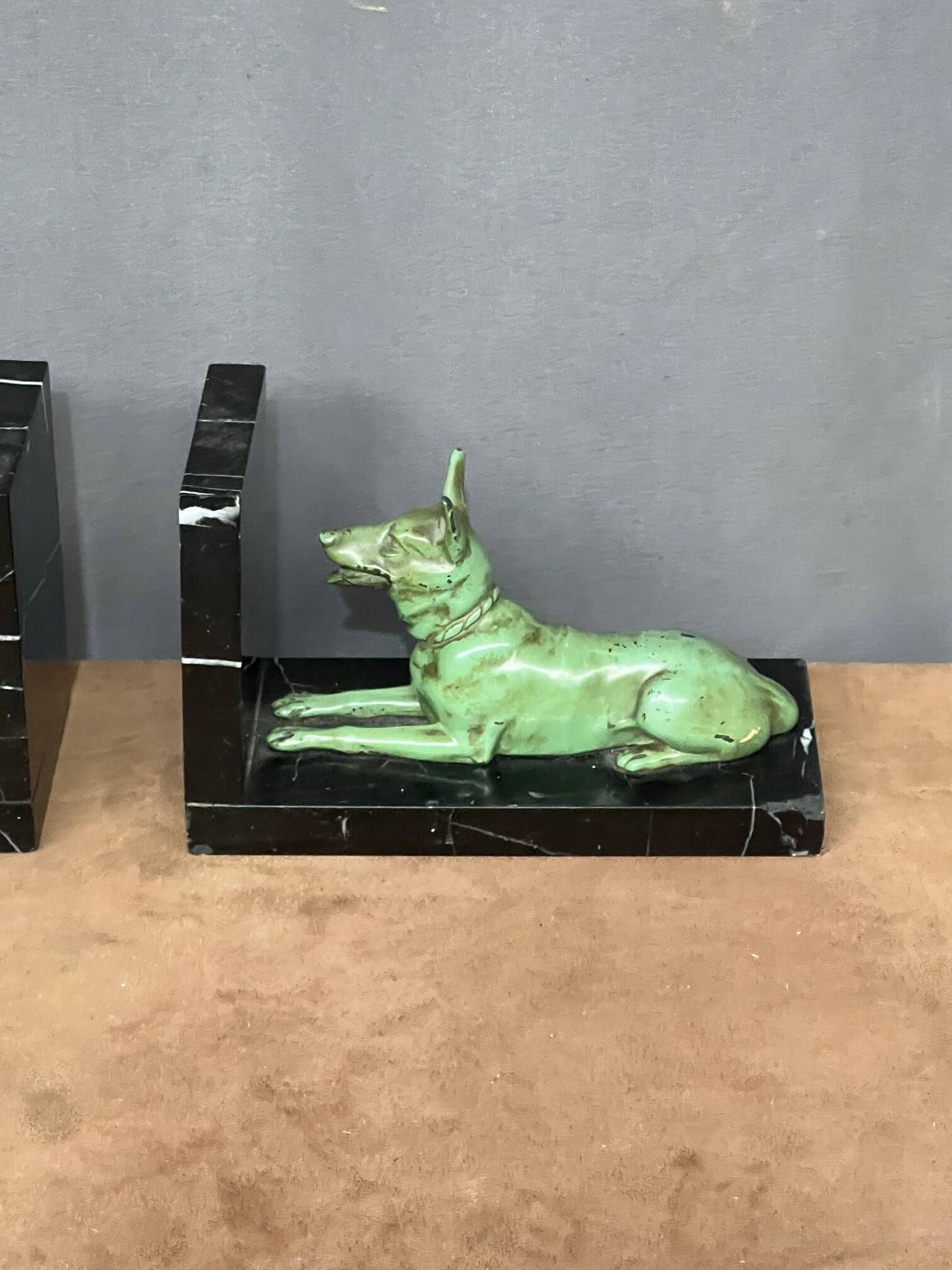 Art Deco bookends. Regule with patina and marble.