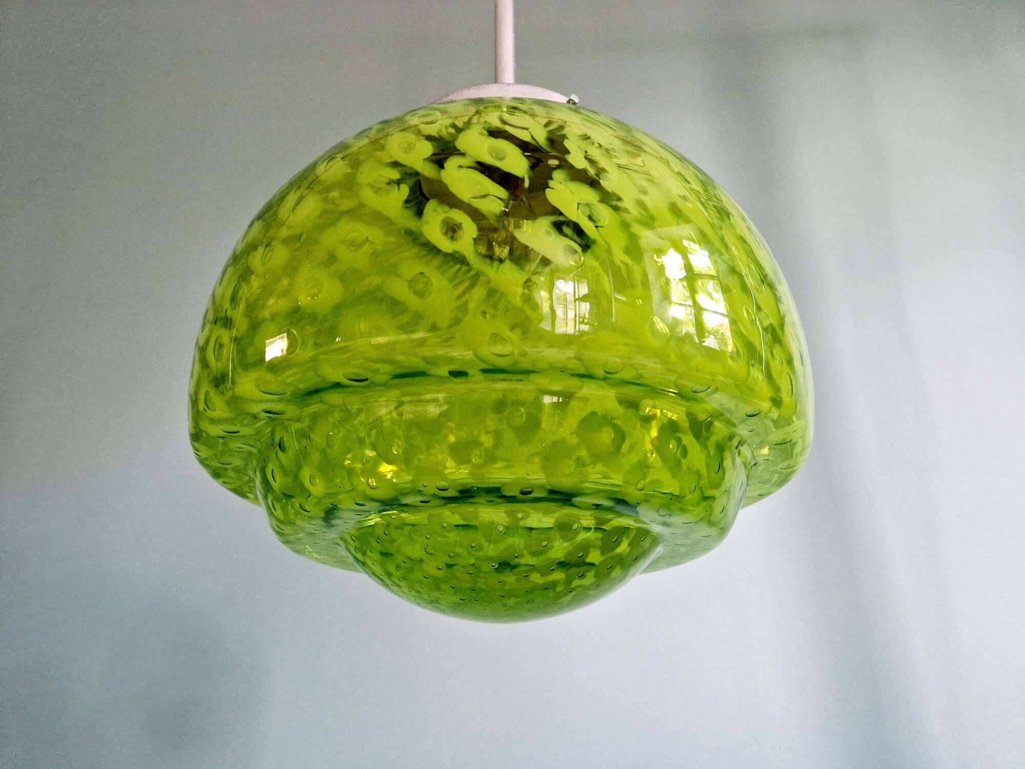 Grande suspension en vert moucheté vert et blanc, mid-century