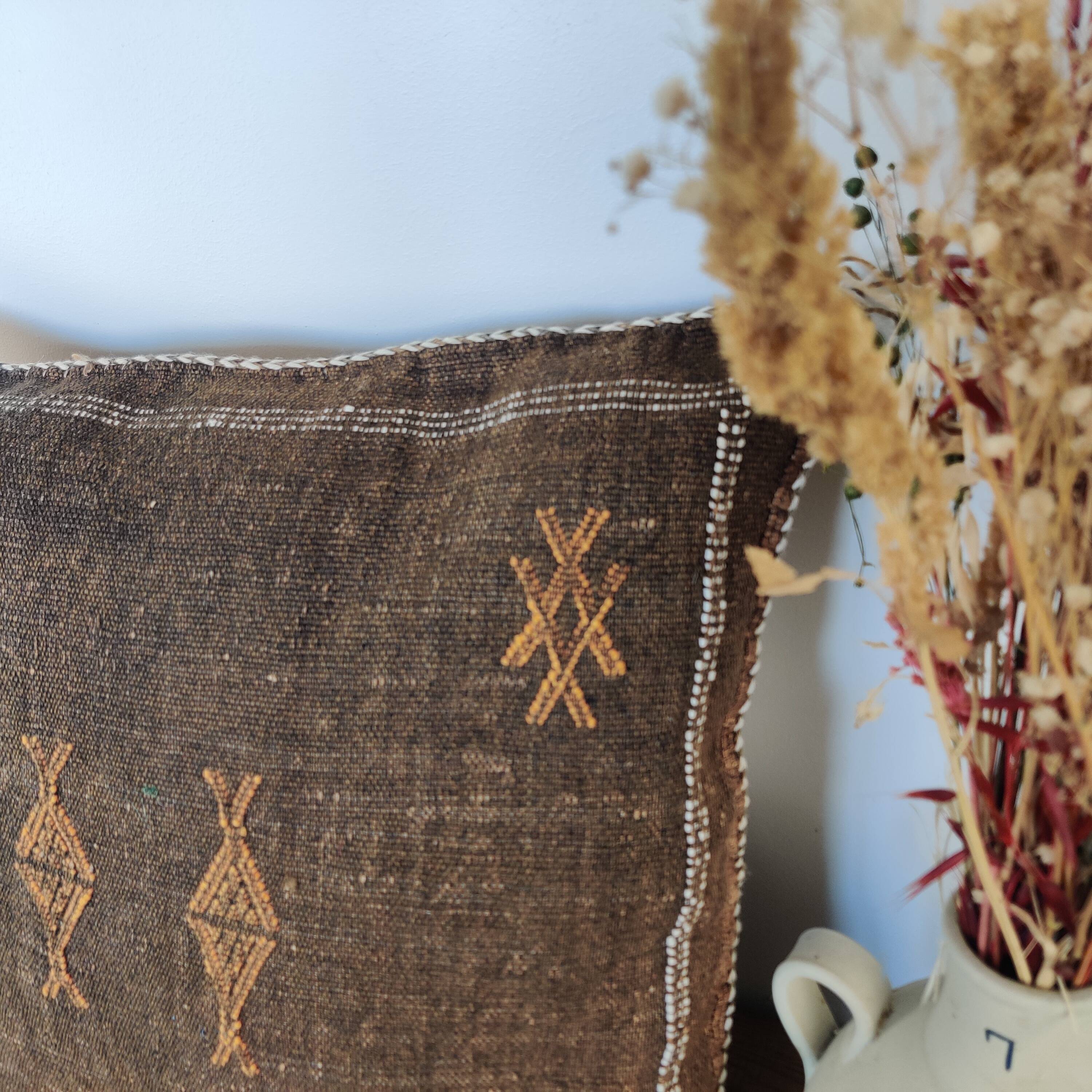 Sabra brown Berber cushion