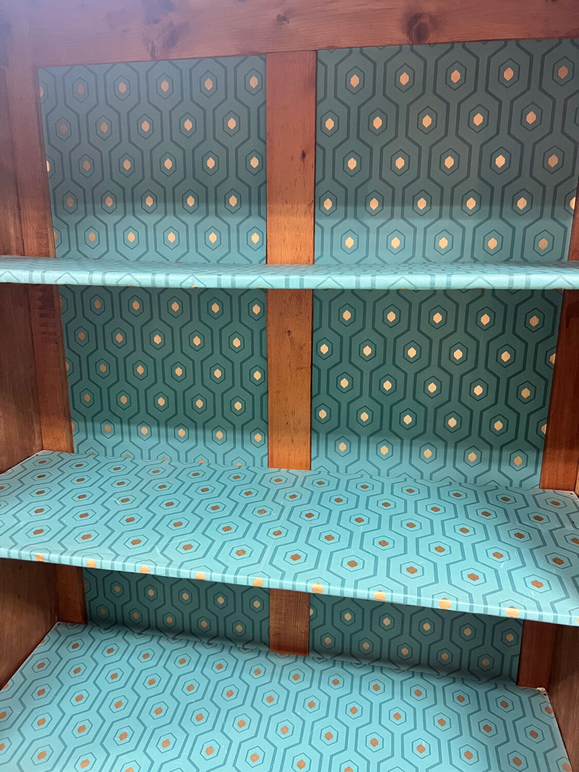 Armoire étagère rafraîchie