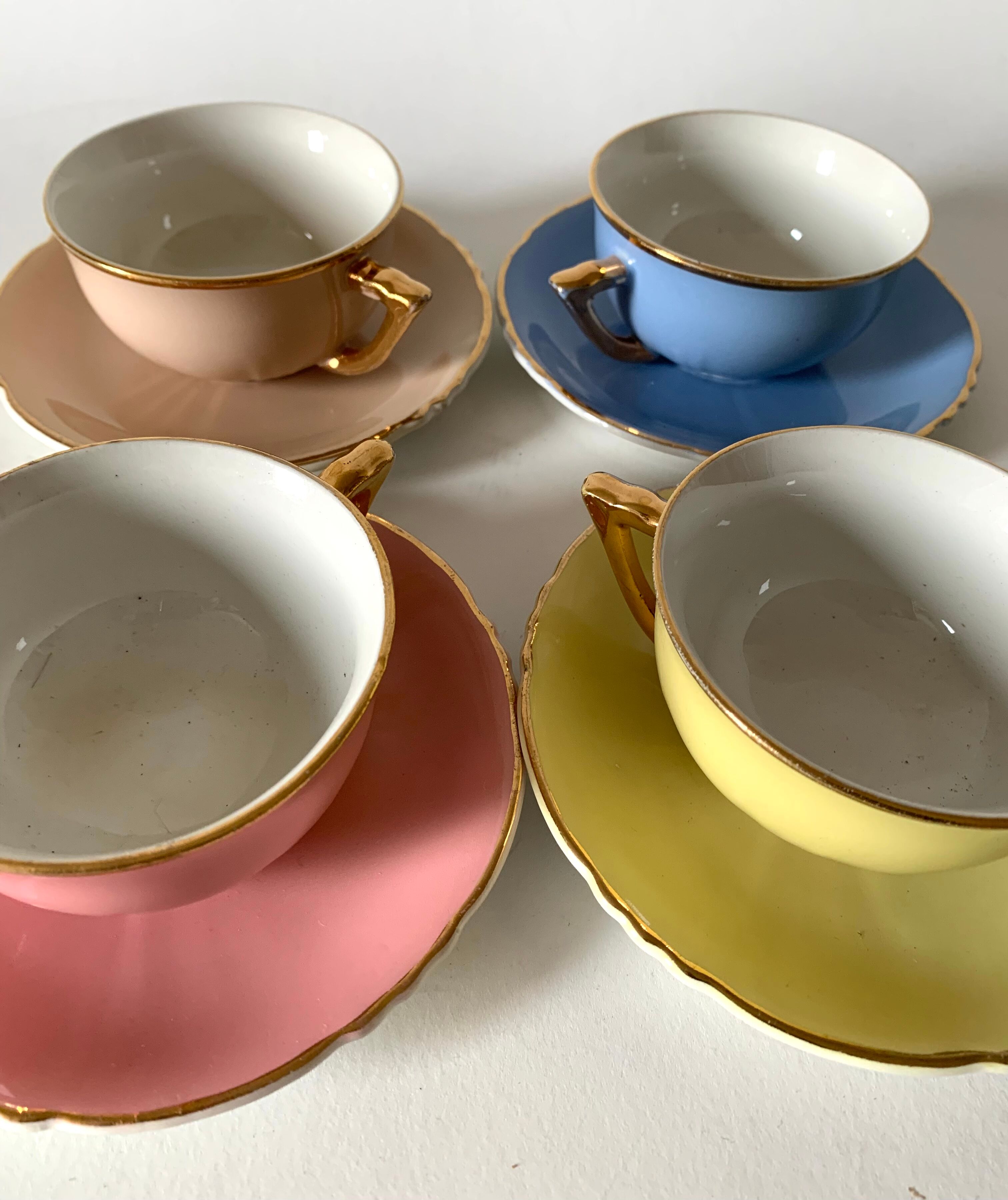 4 tasses à café en faïence couleurs pastel