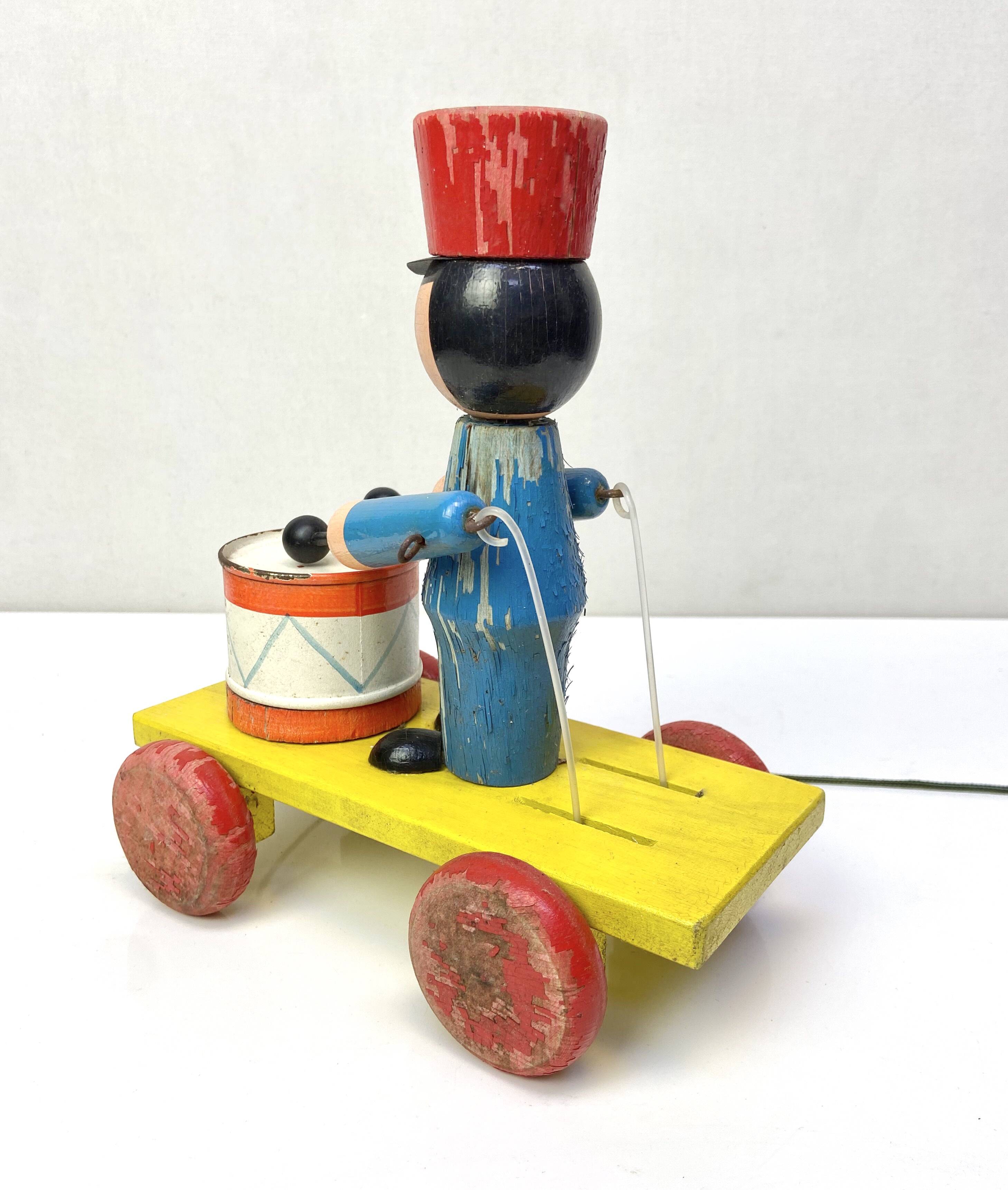 Ancien Jouet musical en bois à tirer - musicien soldat  jouant du tambour