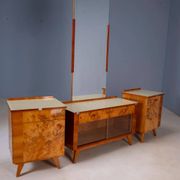 Coiffeuse vintage avec placage de noyer, grand miroir et armoires de rangement.