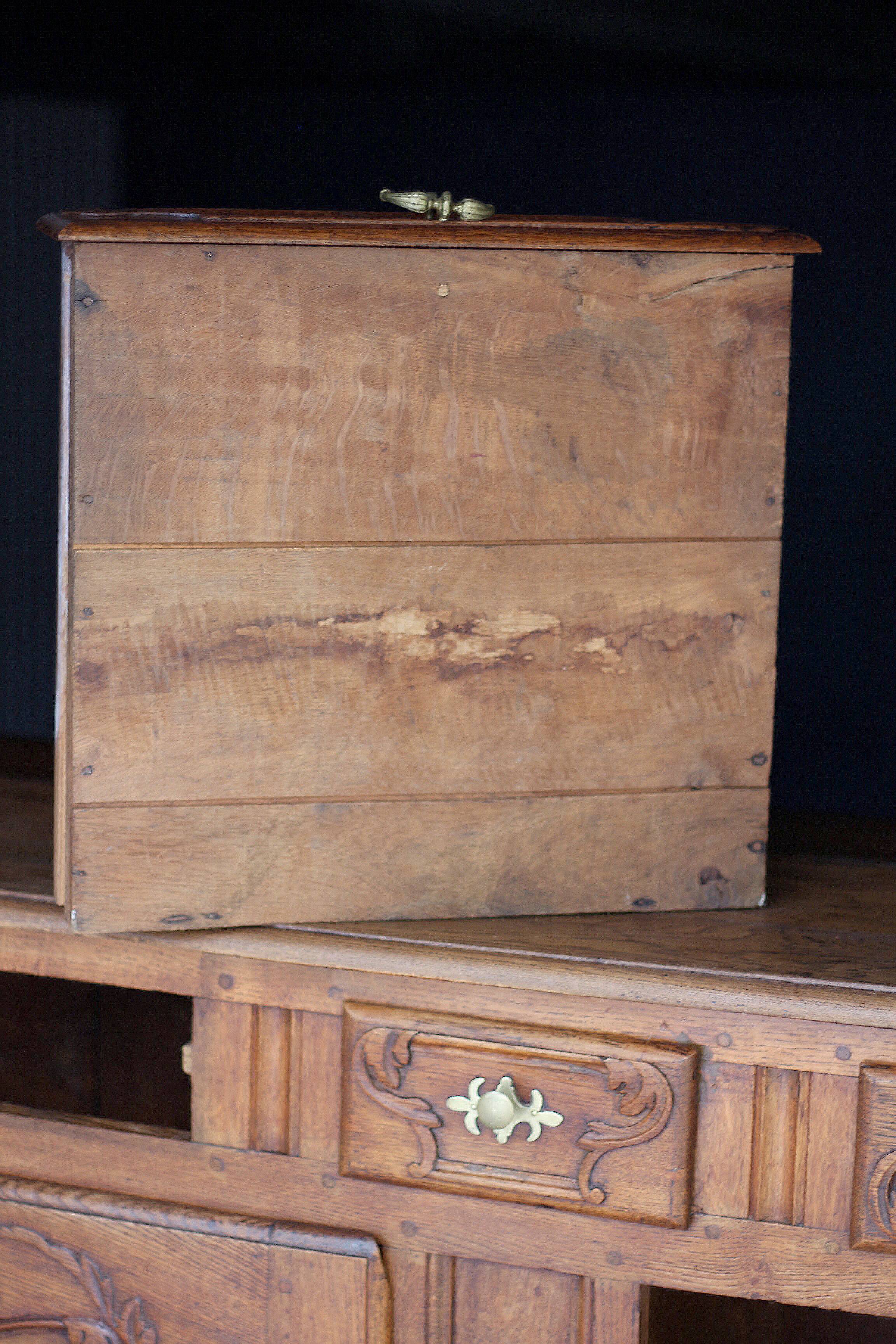 Somptueux buffet en chêne massif, travail provincial du XVIIIeme siècle