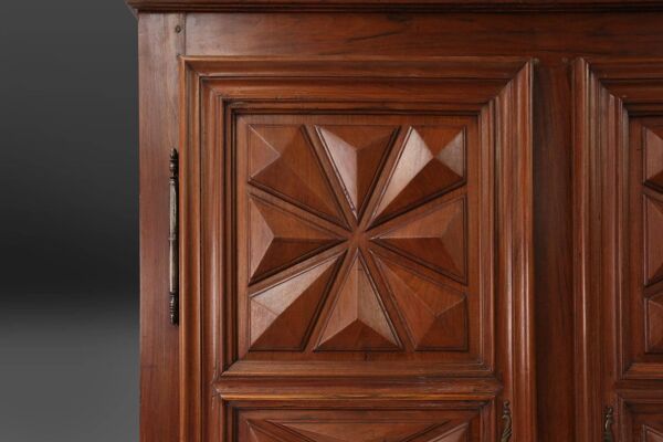 Armoire en chêne Louis XIII du début du XVIIe siècle avec sculpture géométrique