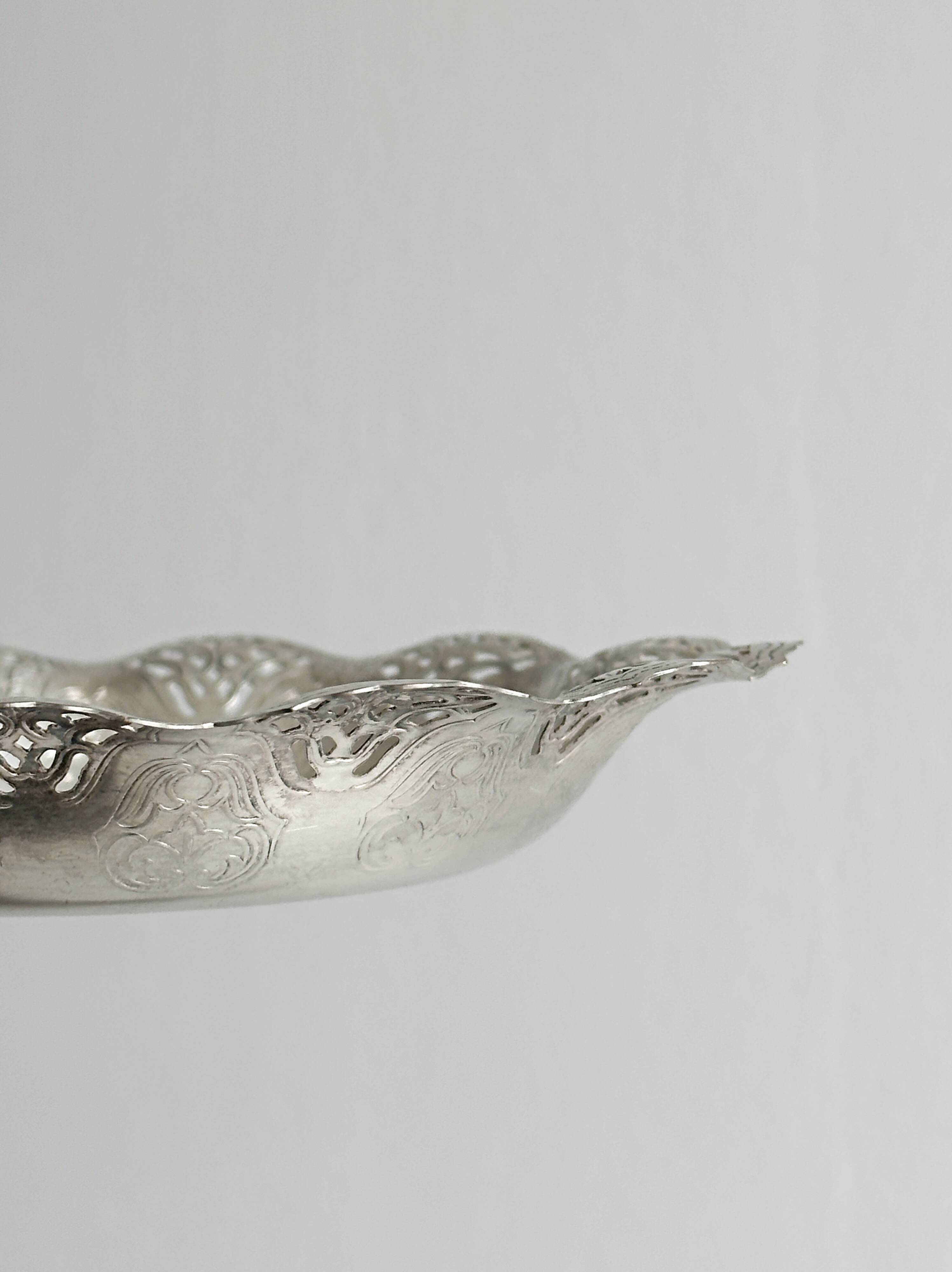 Small openwork bowl in engraved metal