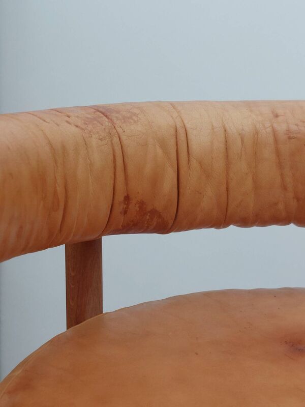 Chaise de trône en bois vintage, fauteuil en cuir cognac.