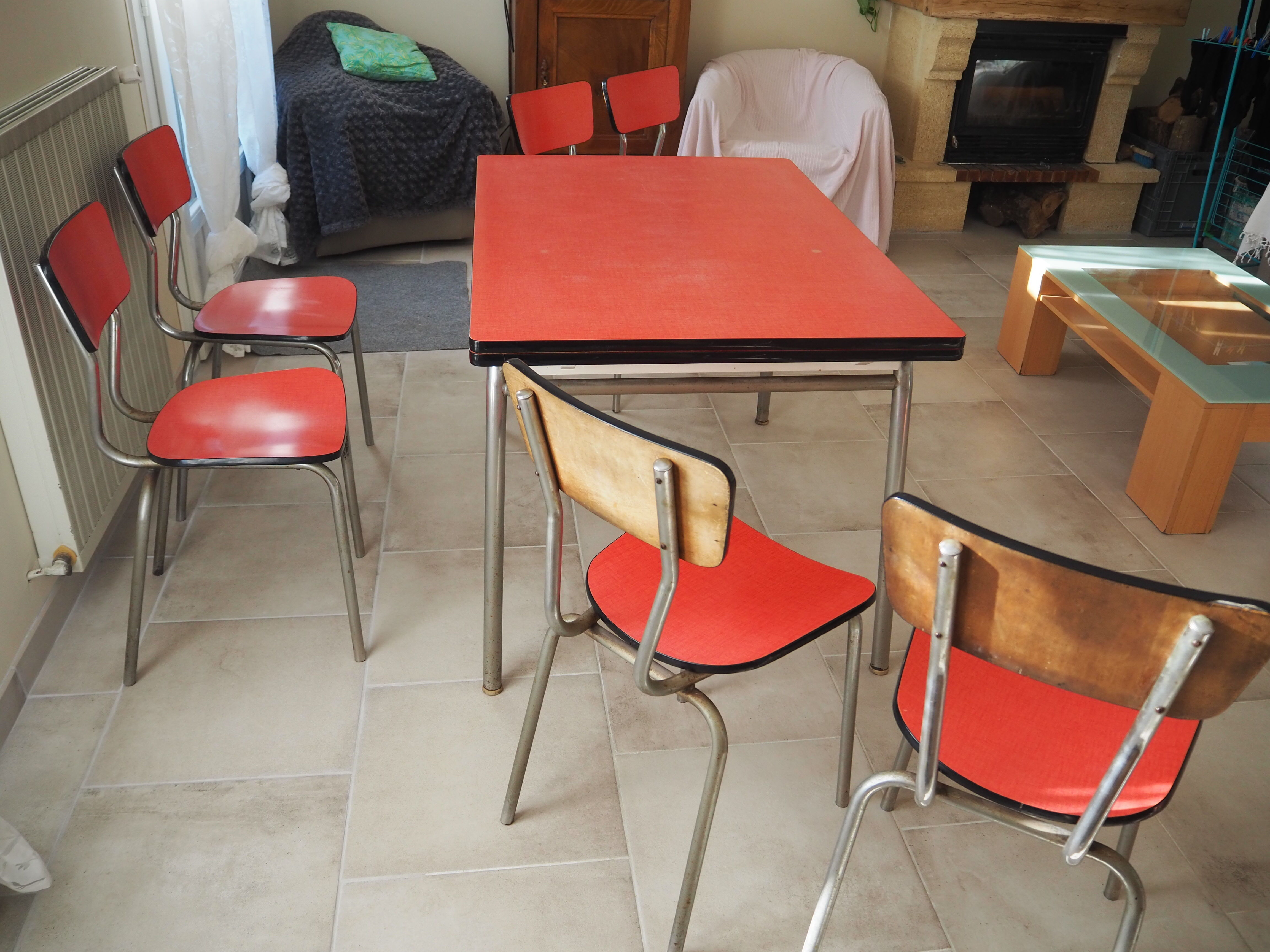 TABLE with two Italian EXTENSIONS and its 6 vintage CHAIRS of the 1970s in red color