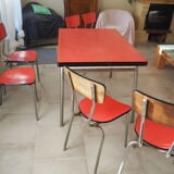 TABLE with two Italian EXTENSIONS and its 6 vintage CHAIRS of the 1970s in red color