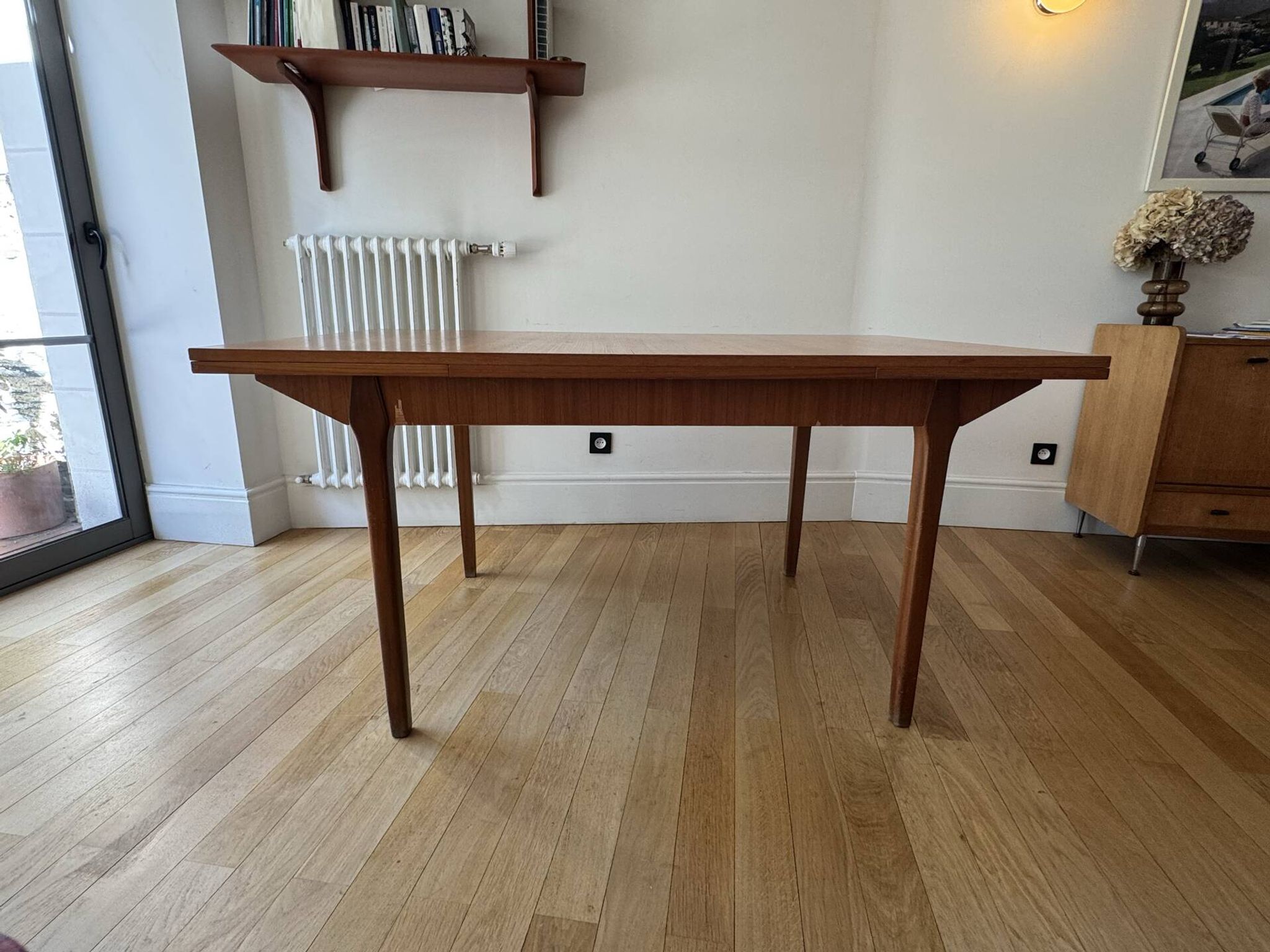 Extendable Scandinavian table