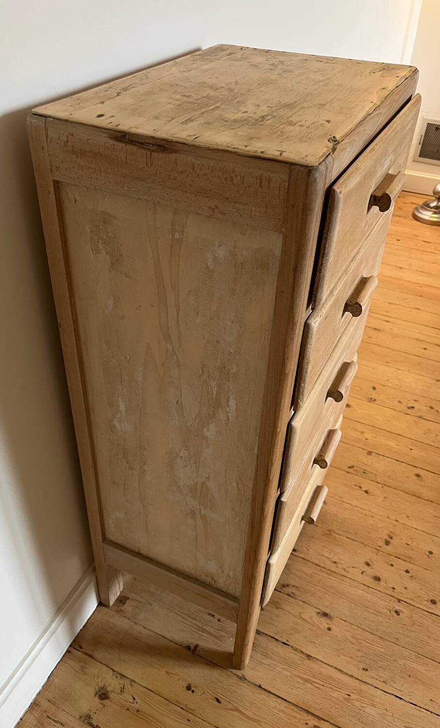 Vintage 5-drawer chest of drawers in waxed solid pine.