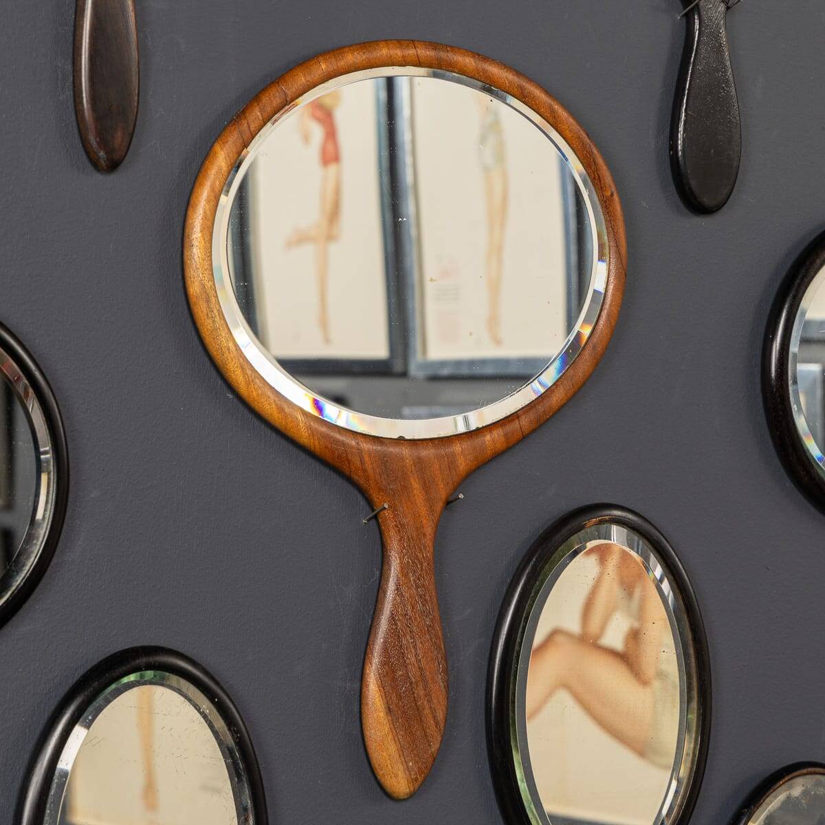 Collection antique du 19ème siècle de vingt-cinq miroirs à main en bois