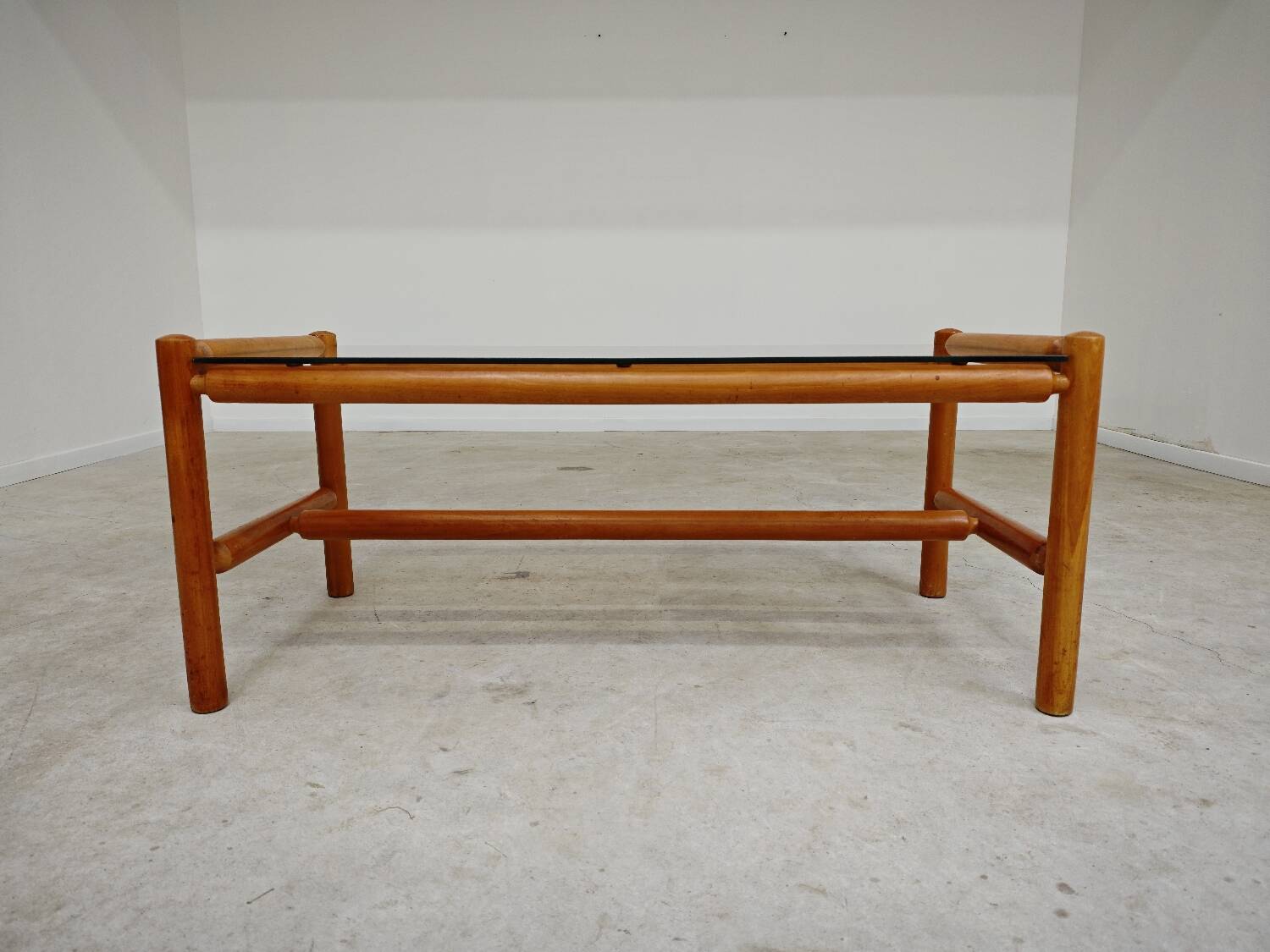 Table basse style chalet bois massif et verre  République Tchèque 1970