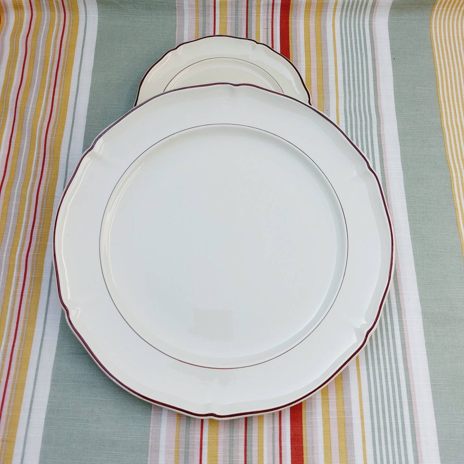 Villeroy & Boch brown scalloped round serving dish