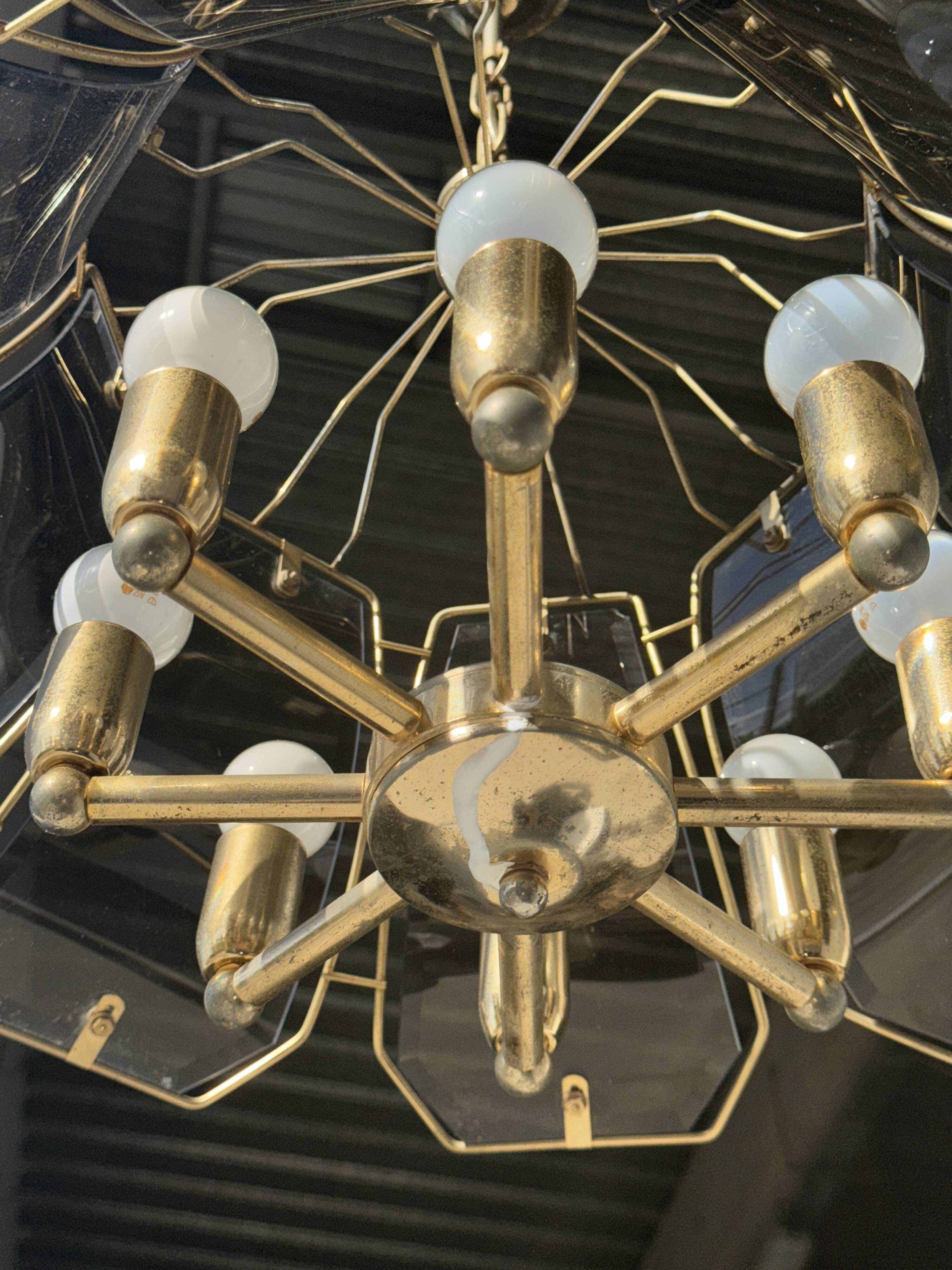 Grand lustre moderniste en métal et verre fumé pétales stylisés à 8 branches de lumières
