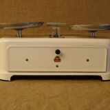 Old enamelled household scale forces 5 kg type roberval with its weights ref A212/1