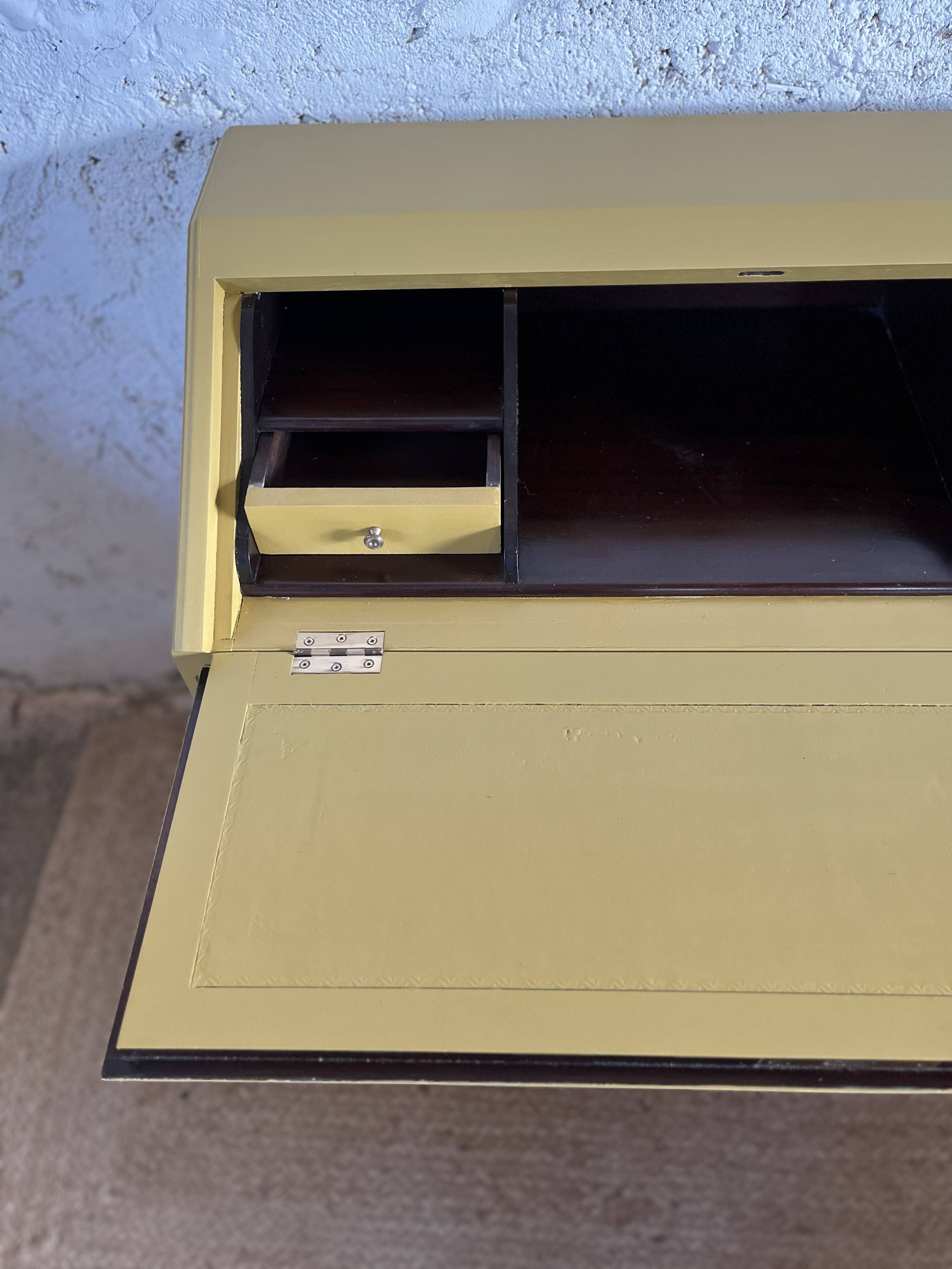 Petit bureau secrétaire style Louis XVI jaune moutarde