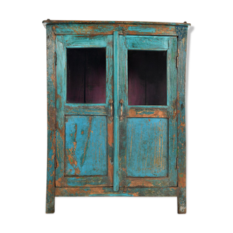 Armoire vitrée en bois patiné