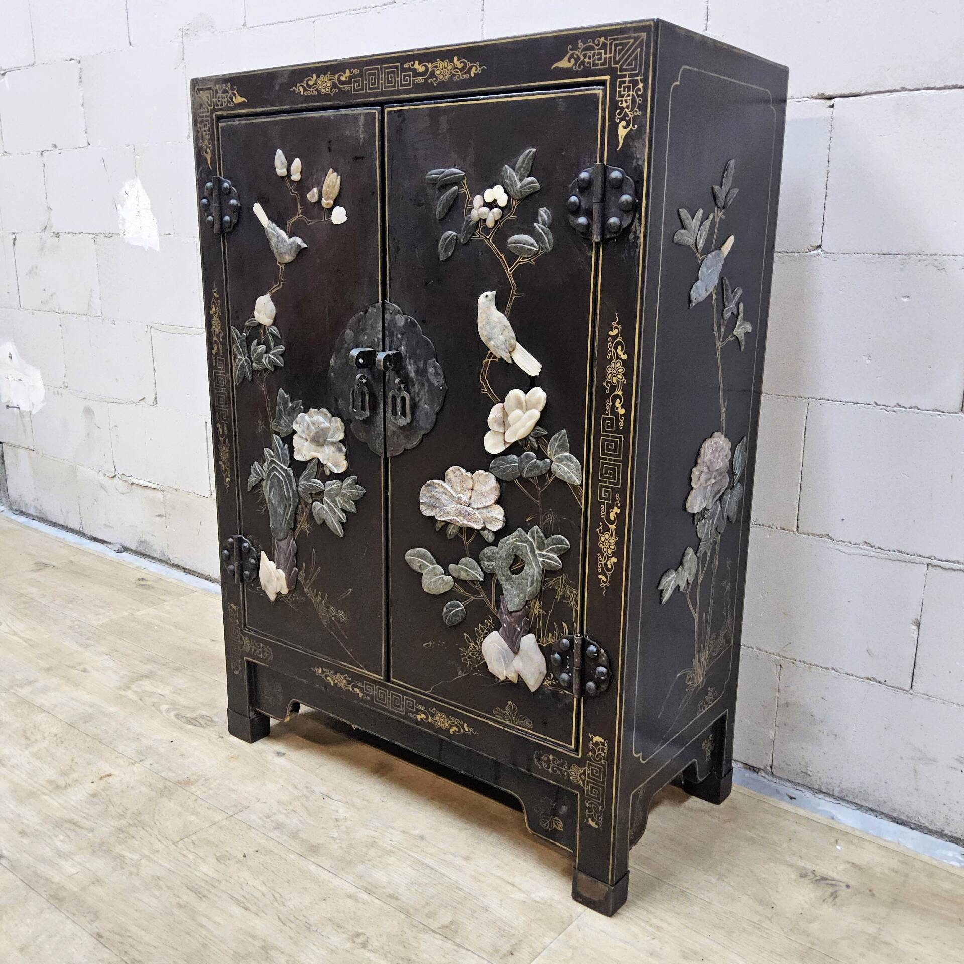 Cabinet laqué chinois vintage en pierre à savon, nacre / oiseaux