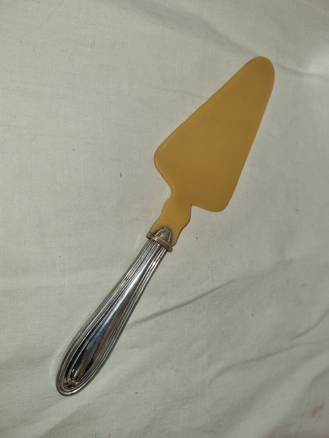 Pie shovel