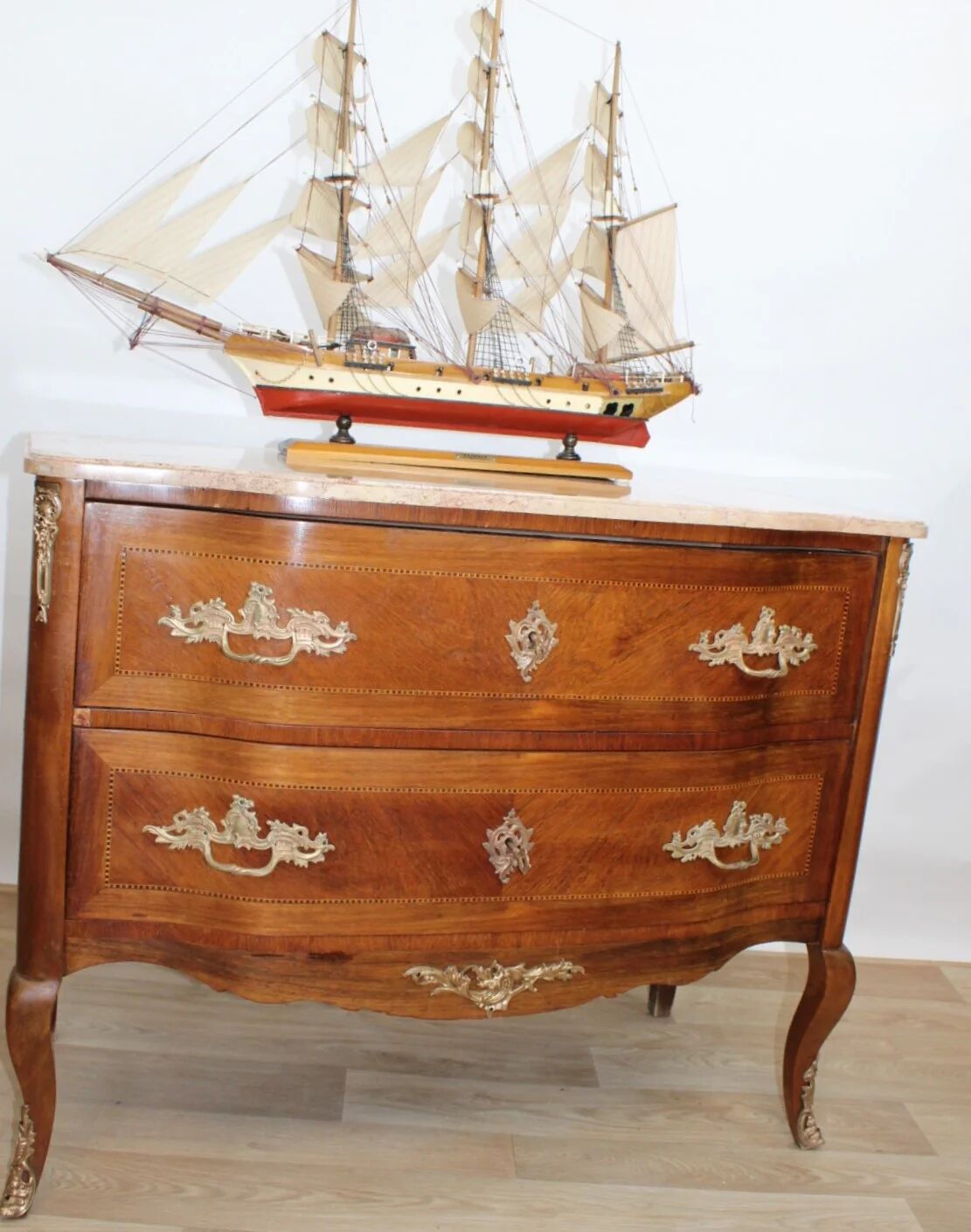 Commode sauteuse vintage scandinave en bois et marbre rose, années 1960