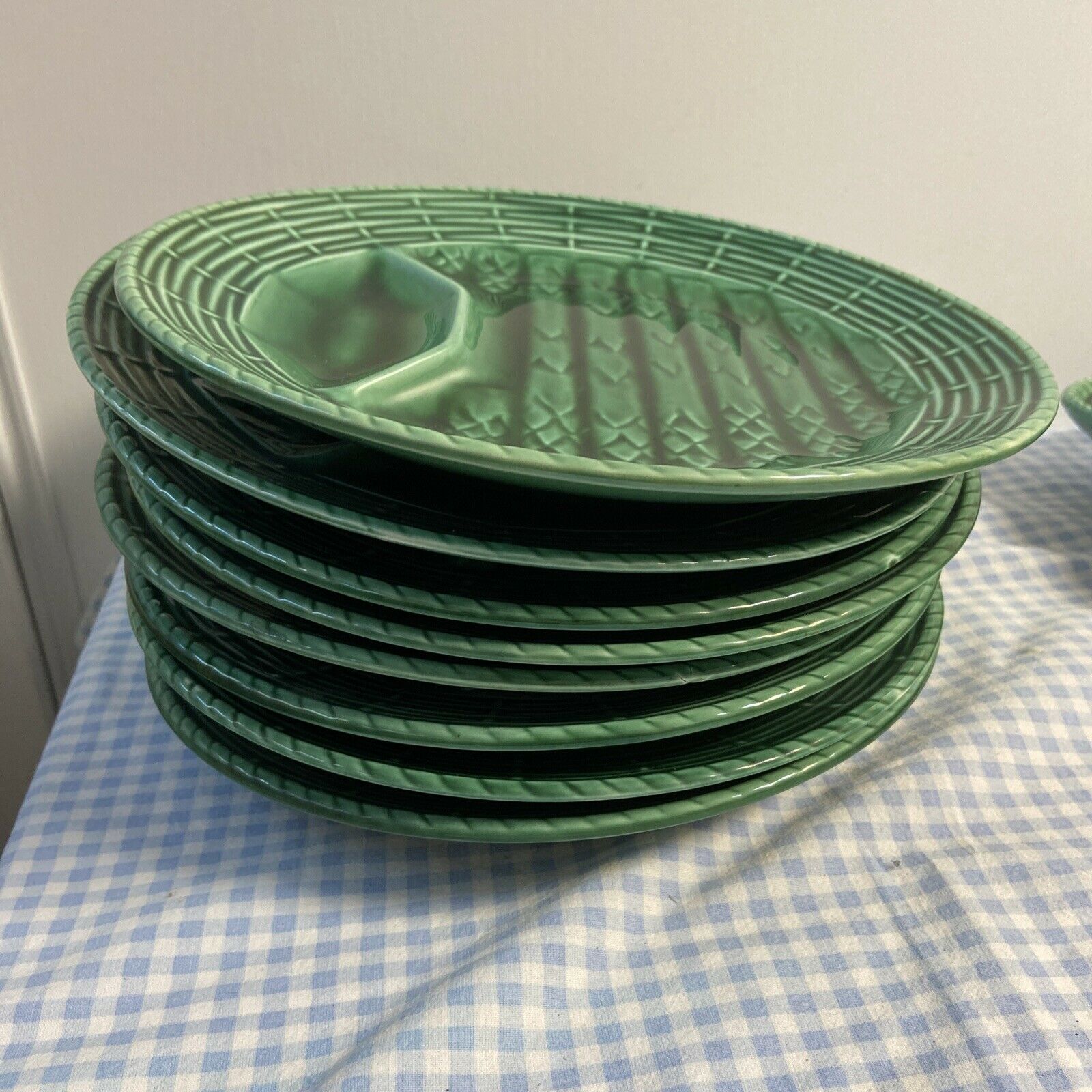 Flat earthenware asparagus set and 8 Sarreguemines plates