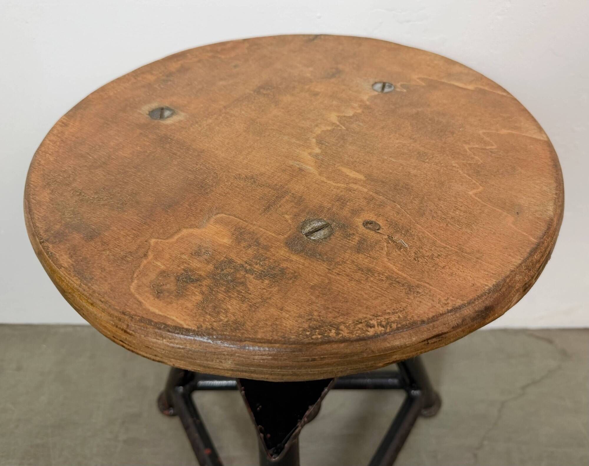 Tabouret pivotant industriel noir, années 1960